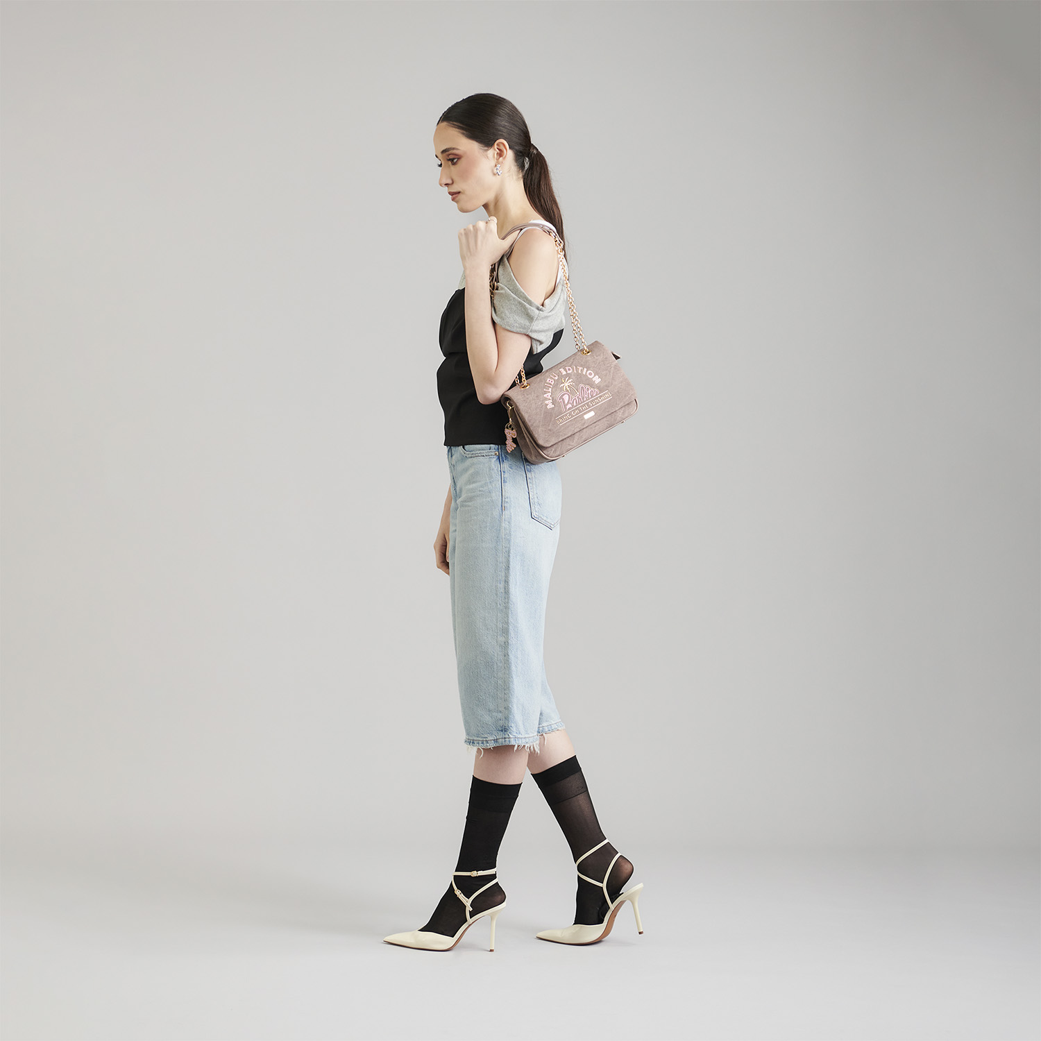 Bolsa de Lado para Dama Barbie by Chenson Café – Estilo Casual y Funcional - vista 2