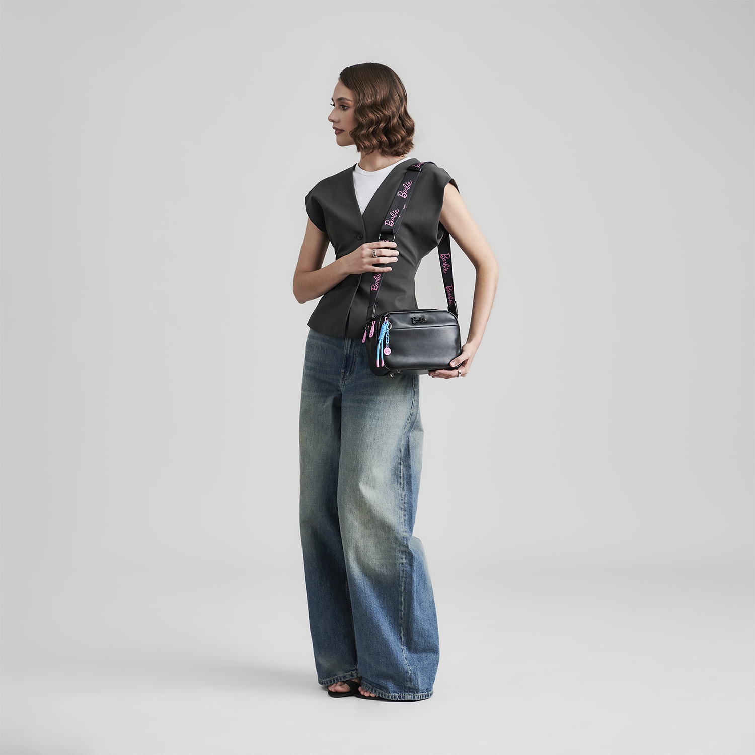 Bolsa de lado para dama Barbie by Chenson en negro con doble compartimento - vista 2