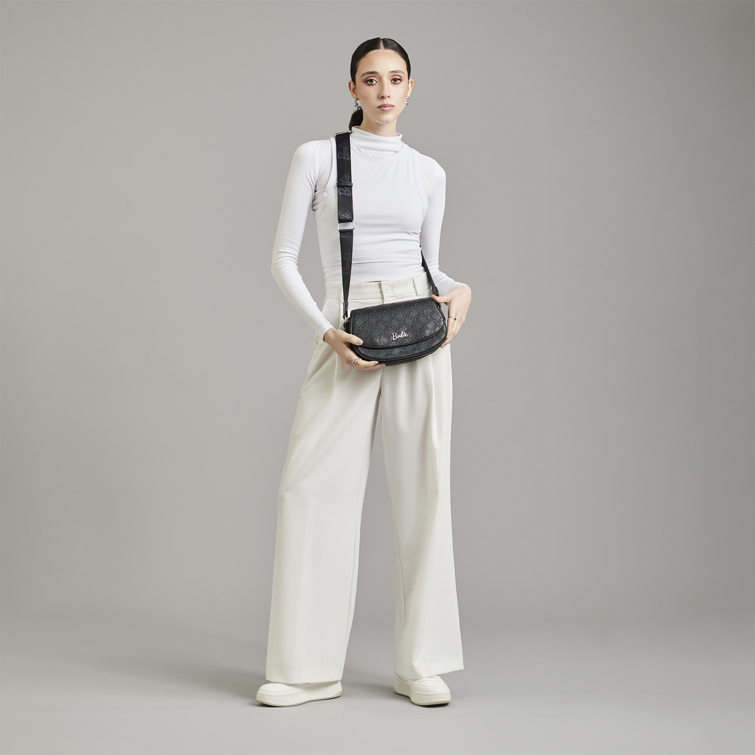 Bolsa de Lado para Dama Barbie by Chenson en Negro – Estilo Casual y Práctico - vista 2