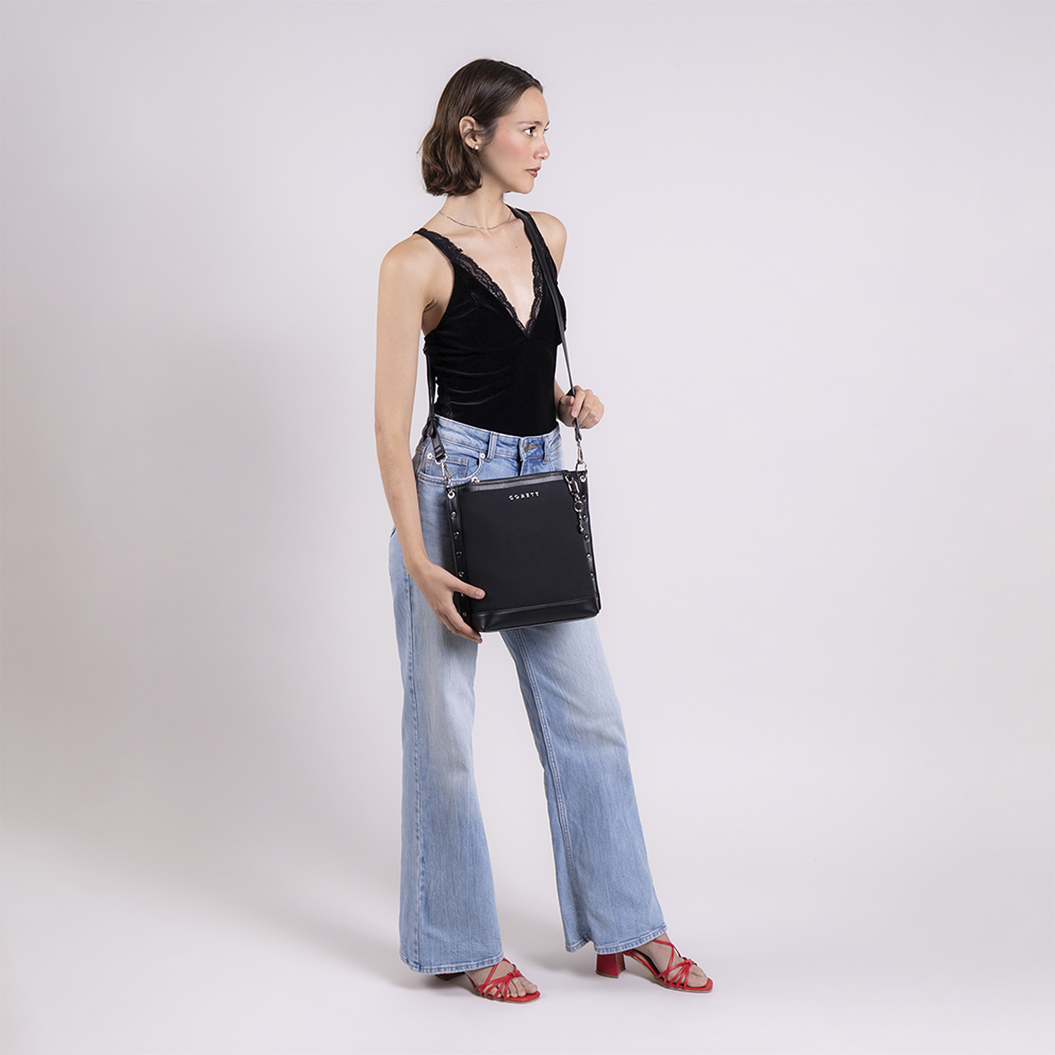 Bolsa de Lado para Dama Gorétt by Chenson Negra con Triple Compartimento - vista 2