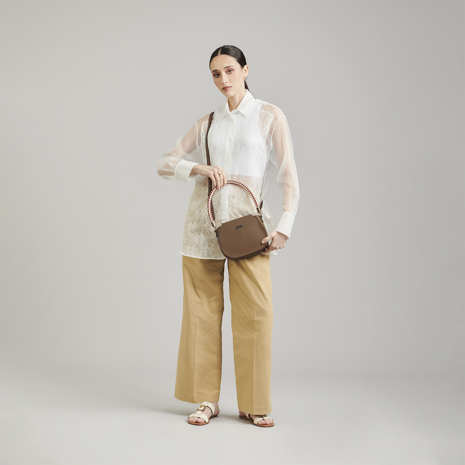 Bolsa de lado para dama Madison by Chenson café con cierre y asa ajustable - vista 2