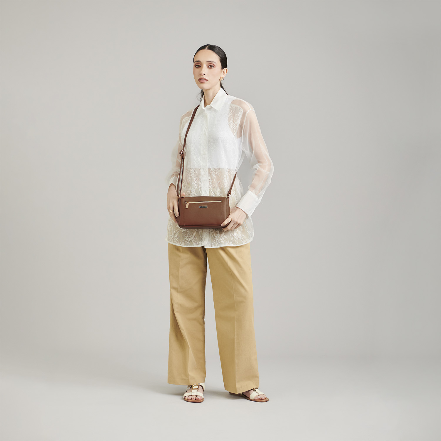 Bolsa de Lado para Dama Madison by Chenson Café – Elegancia y Comodidad - vista 2