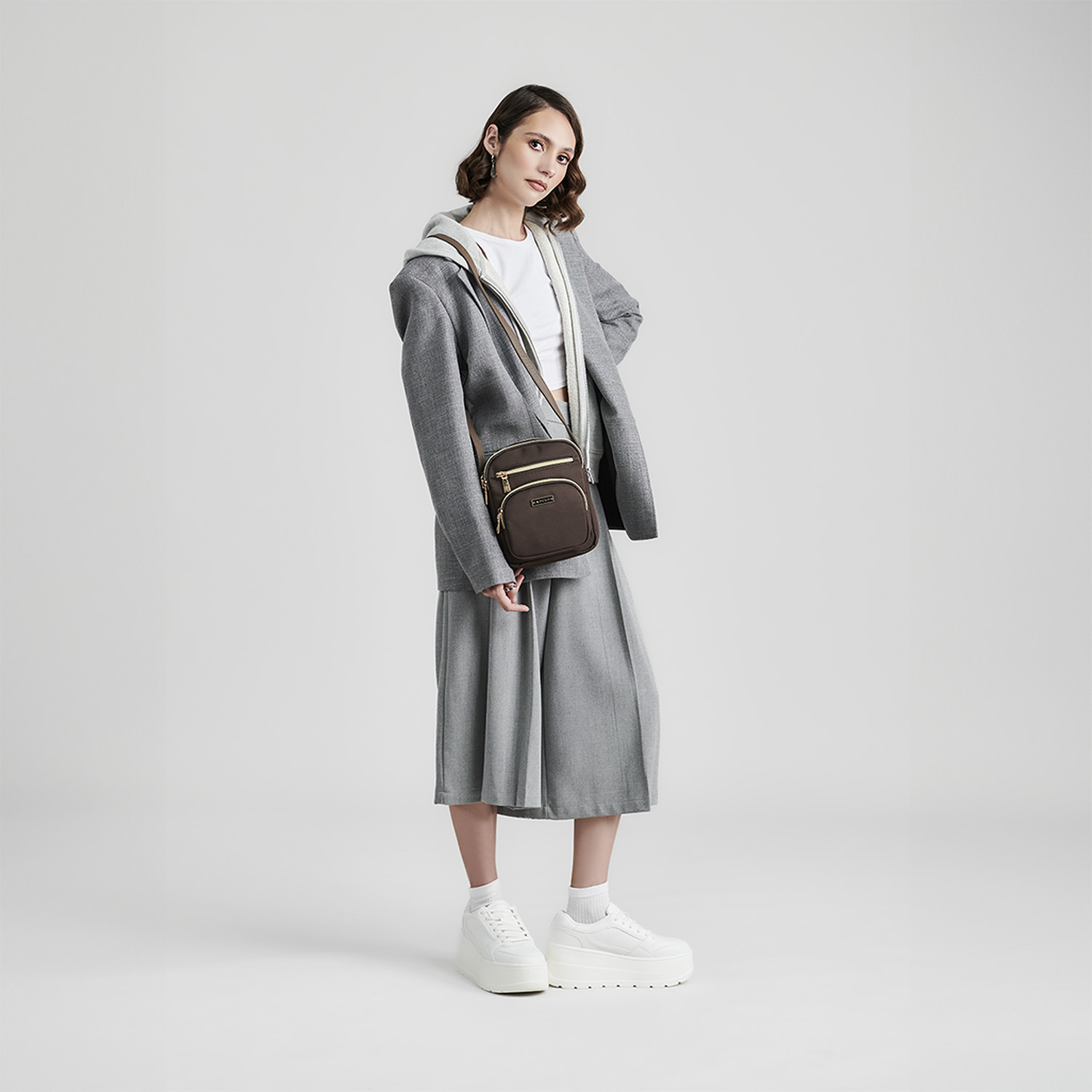 Bolsa de Lado para Dama Madison by Chenson Café Satinado – Elegancia y Versatilidad - vista 2