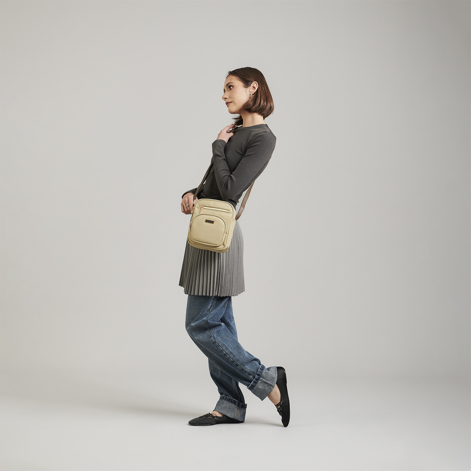 Bolsa de lado para dama Madison by Chenson Camel con doble compartimento - vista 2