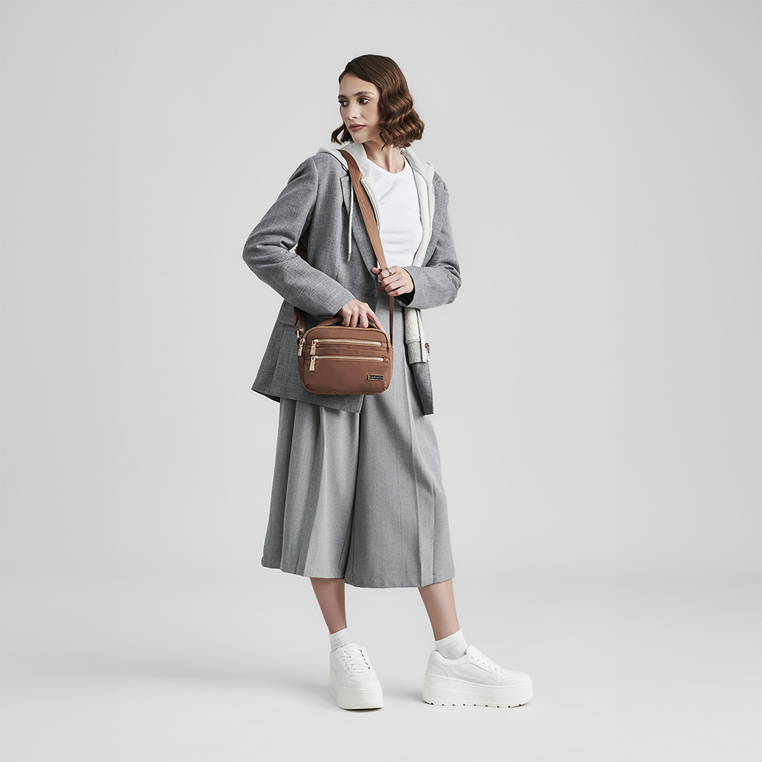 Bolsa de Lado para Dama Madison by Chenson en Color Café – Estilo y Funcionalidad - vista 2