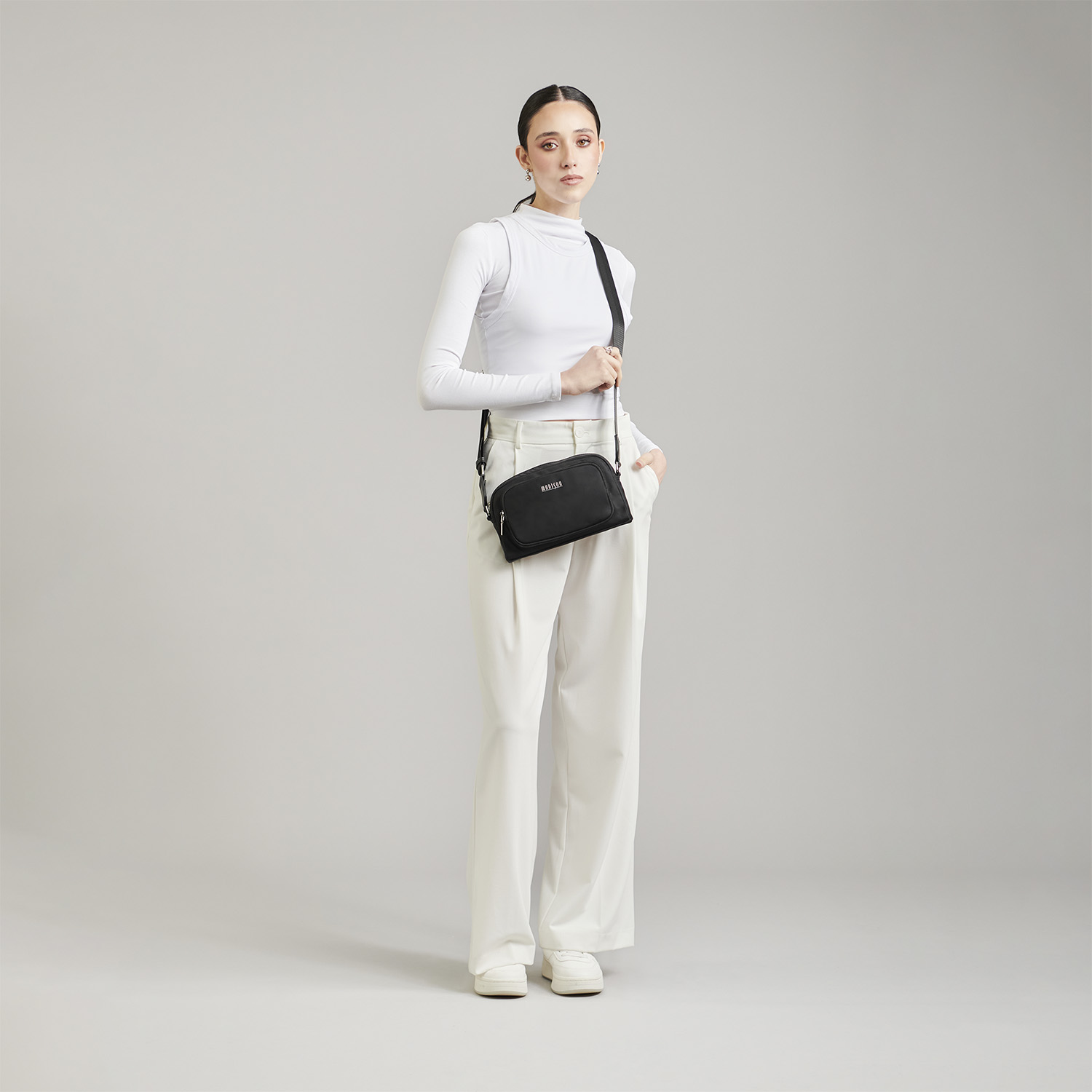 Bolsa de lado para dama Madison by Chenson en negro – Tu compañera ideal - vista 2