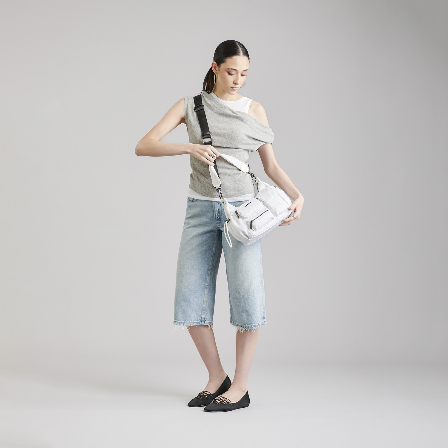 Bolsa de Mano para Dama Gorétt by Chenson Blanca con Triple Bolsillo Frontal - vista 2