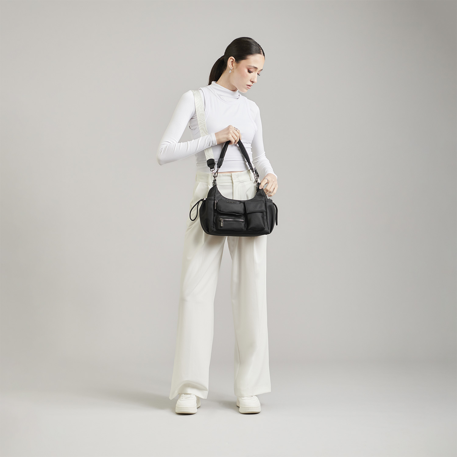 Bolsa de Mano para Dama Gorétt by Chenson Negra con Triple Bolsillo Frontal - vista 2