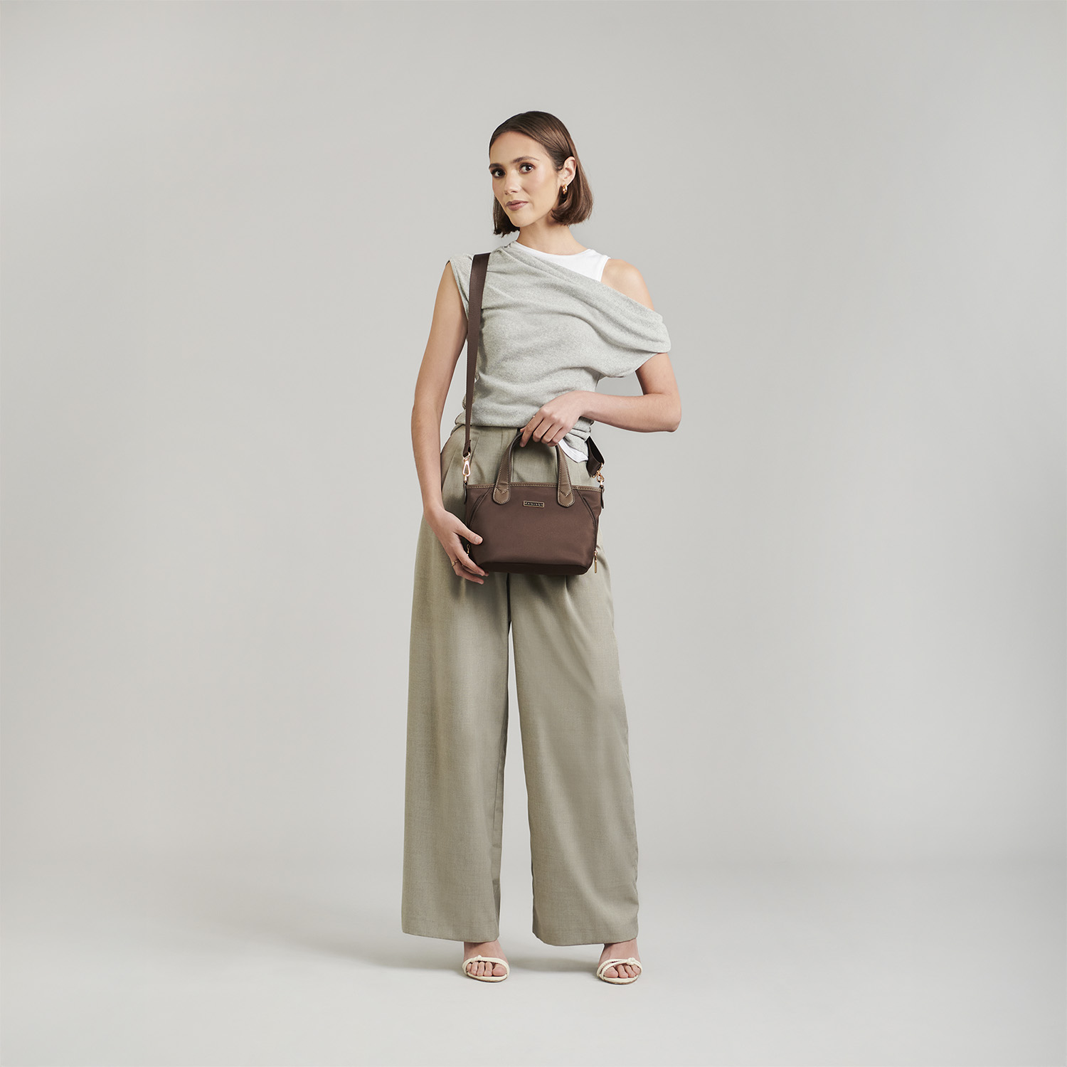 Bolsa de mano para dama Madison by Chenson Café satinado – Elegancia y funcionalidad - vista 2