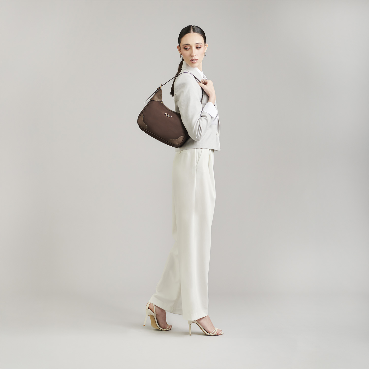 Bolsa de Mano para Dama Madison by Chenson Café Satinado – Estilo y Funcionalidad - vista 2