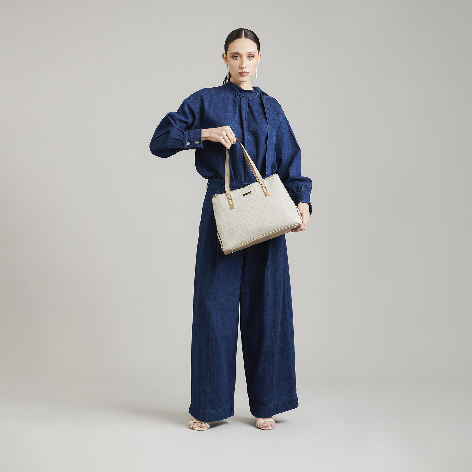 Bolsa de mano para dama Madison by Chenson color beige con asa ajustable - vista 2