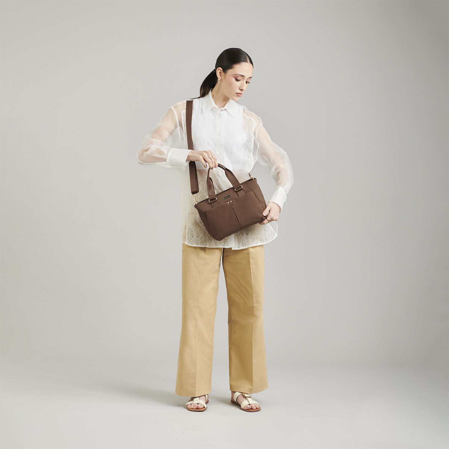 Bolsa de Mano para Dama Madison by Chenson Color Café – Estilo Casual y Funcional - vista 2