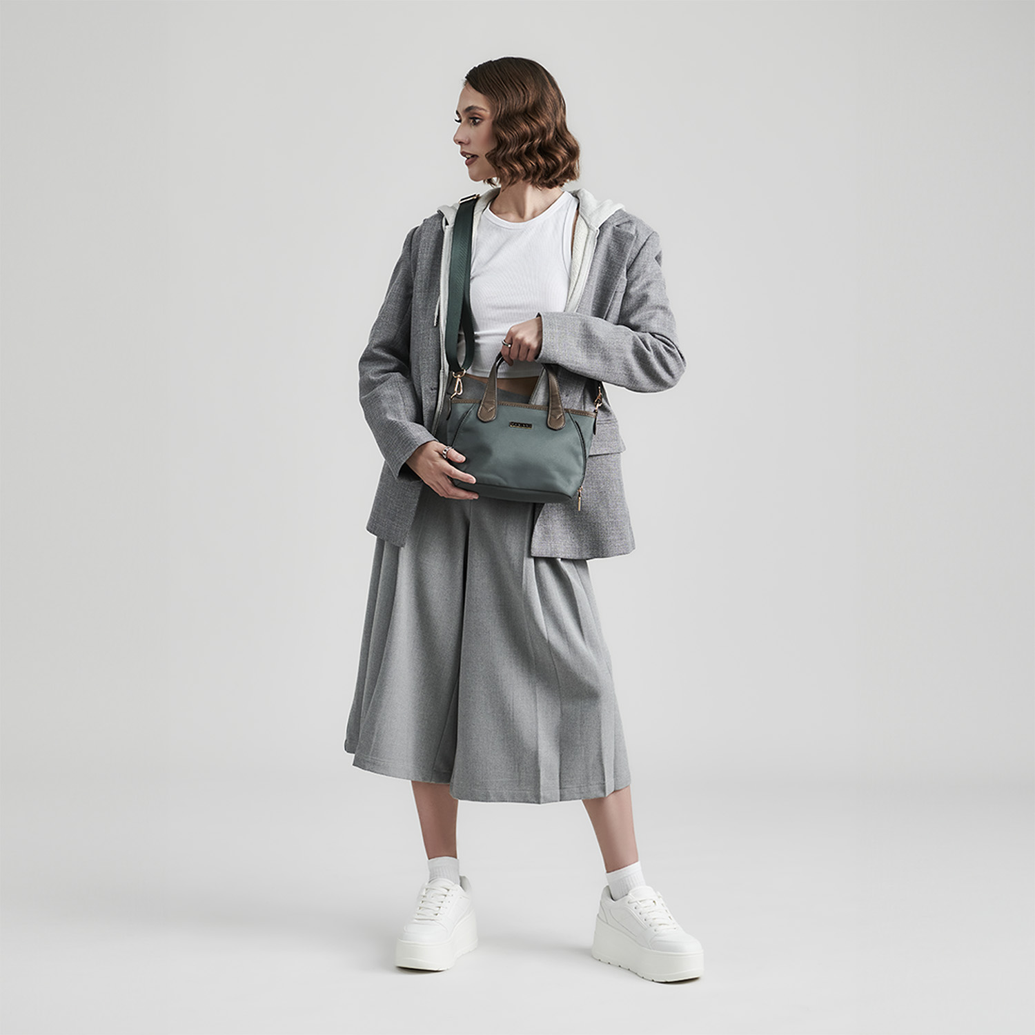 Bolsa de Mano para Dama Madison by Chenson Gris – Elegancia y Comodidad - vista 2