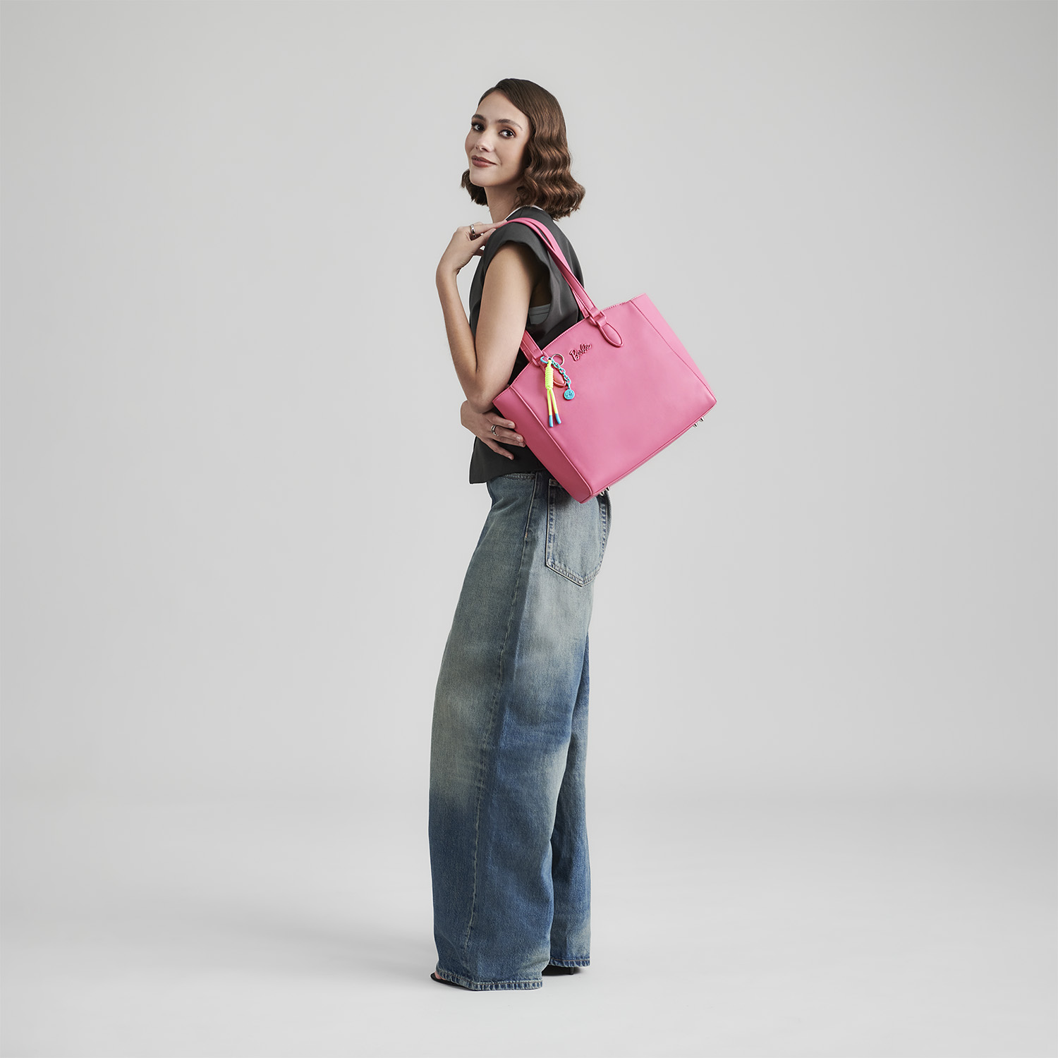 Bolsa grande para dama Barbie by Chenson en color rosa con compartimentos prácticos - vista 2