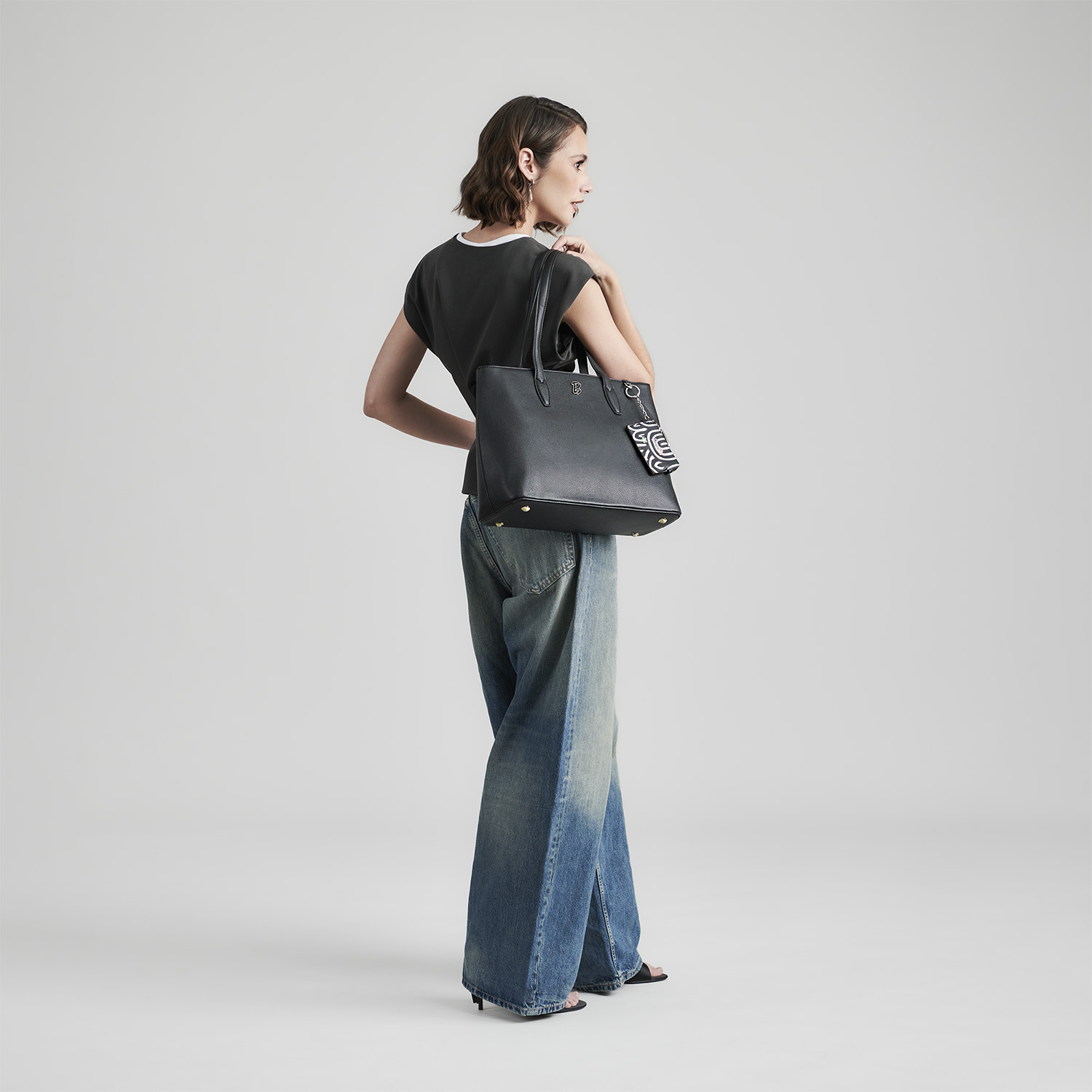 Bolsa grande para dama Barbie by Chenson en negro con doble compartimento - vista 2