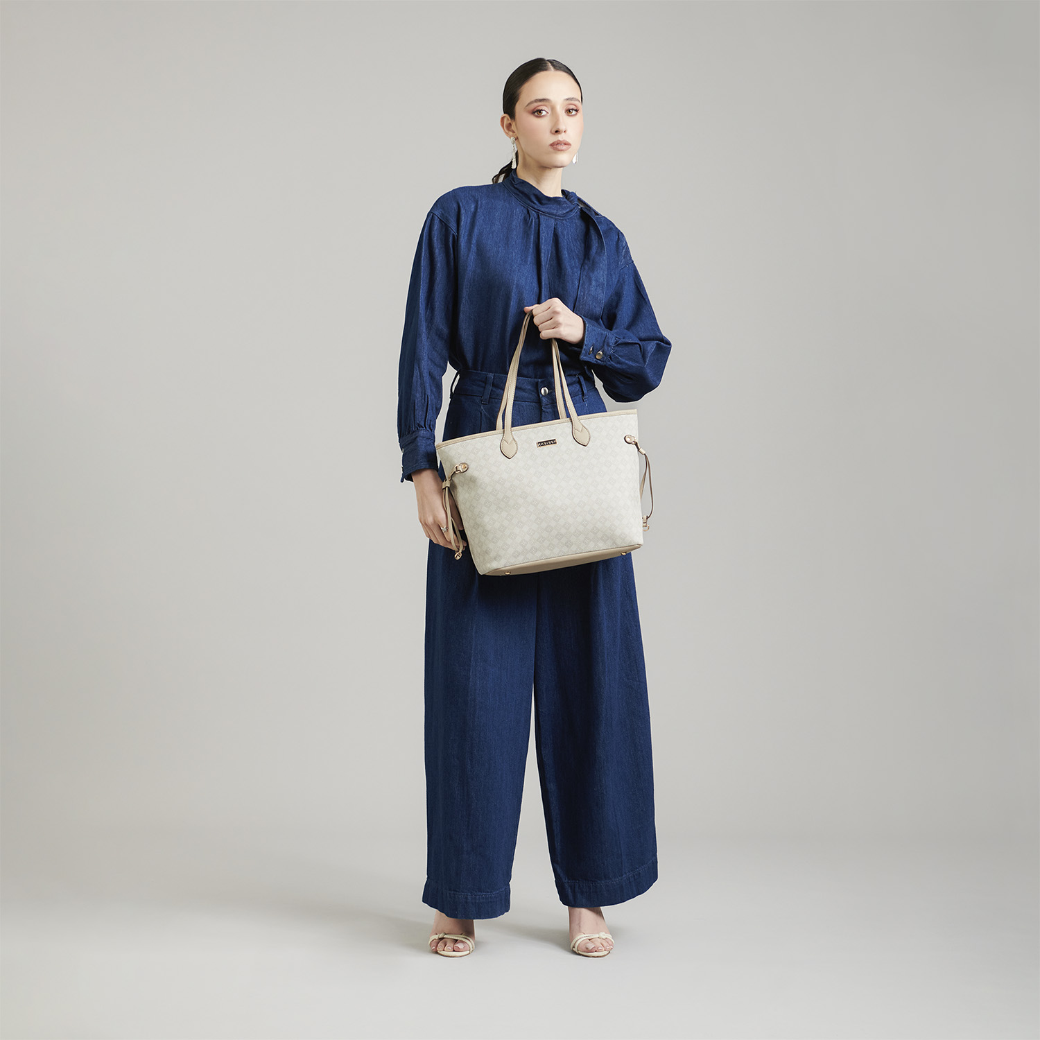 Bolsa grande para dama Madison by Chenson beige con compartimentos funcionales - vista 2