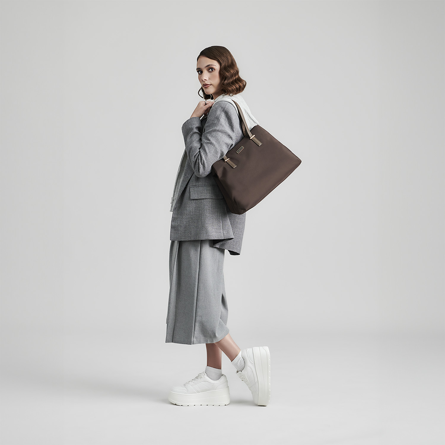 Bolsa grande para dama Madison by Chenson café satinado con doble compartimento - vista 2