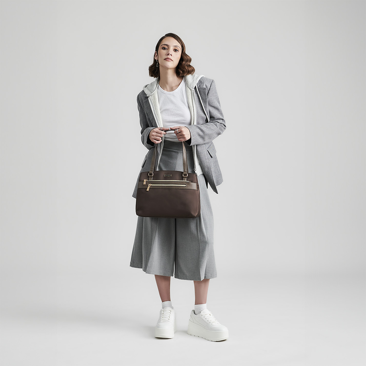 Bolsa grande para dama Madison by Chenson en café satinado – Elegancia y funcionalidad - vista 2