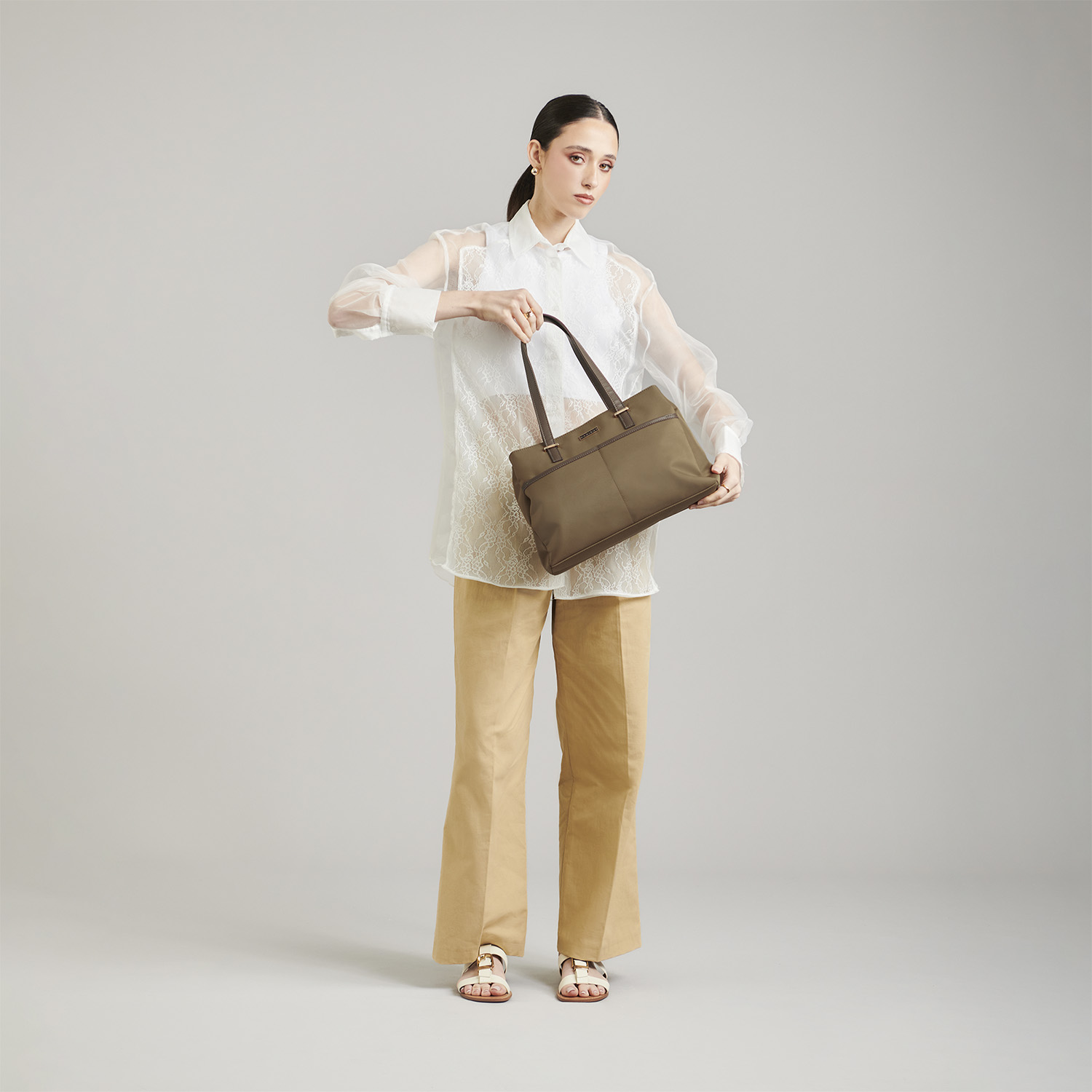 Bolsa grande para dama Madison by Chenson en color café – Ideal para el día a día - vista 2