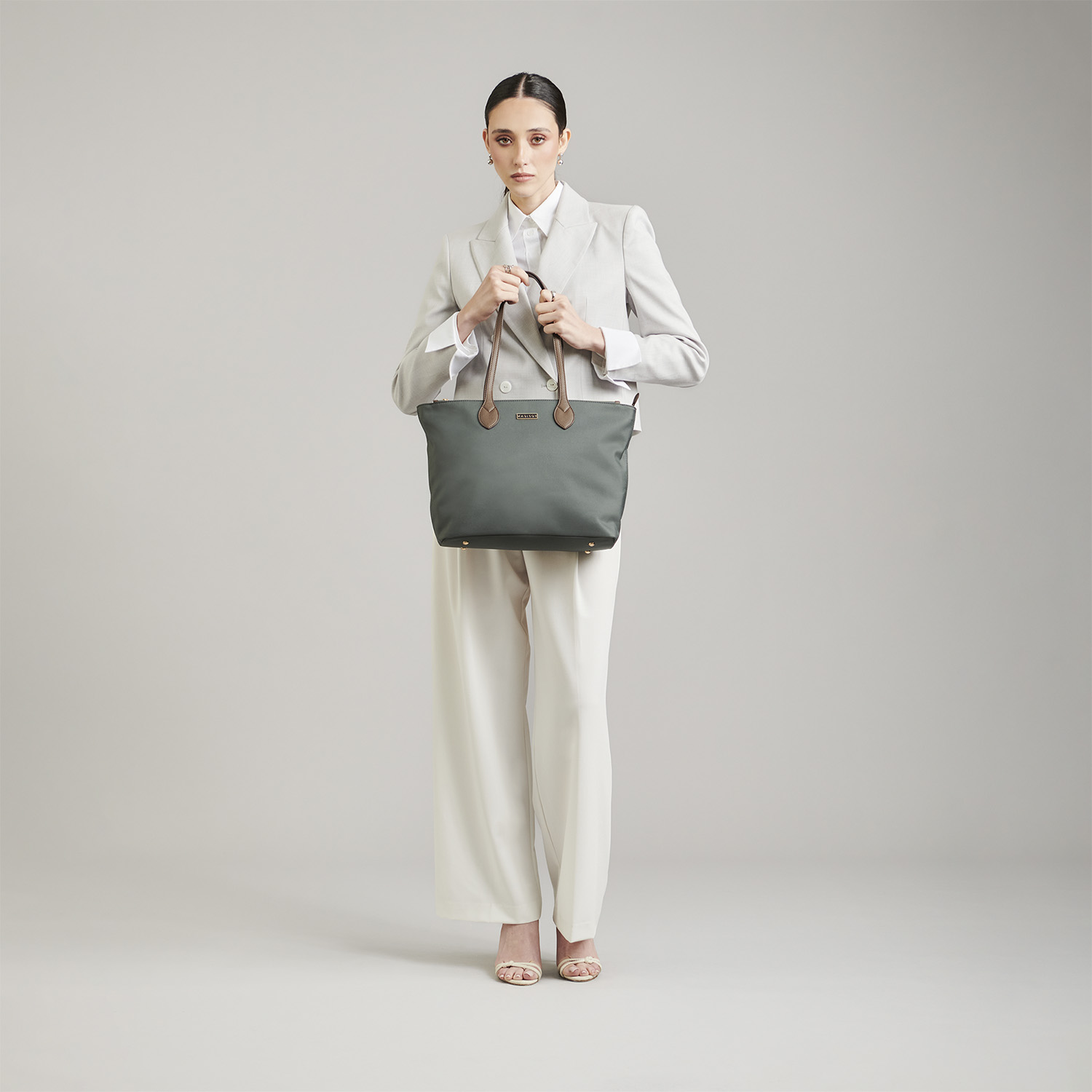 Bolsa grande para dama Madison by Chenson en color gris – Estilo y funcionalidad - vista 2