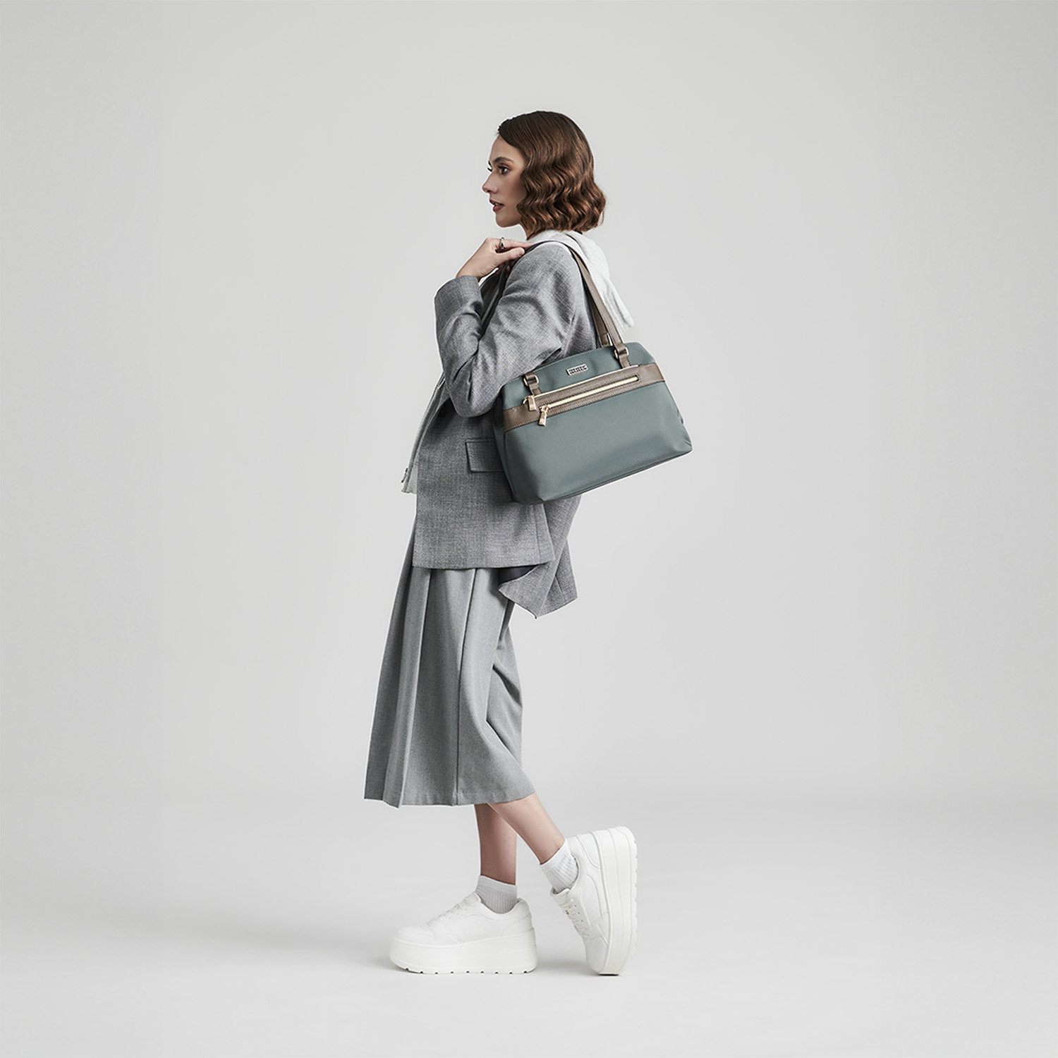 Bolsa grande para dama Madison by Chenson gris con bolsillo frontal - vista 2