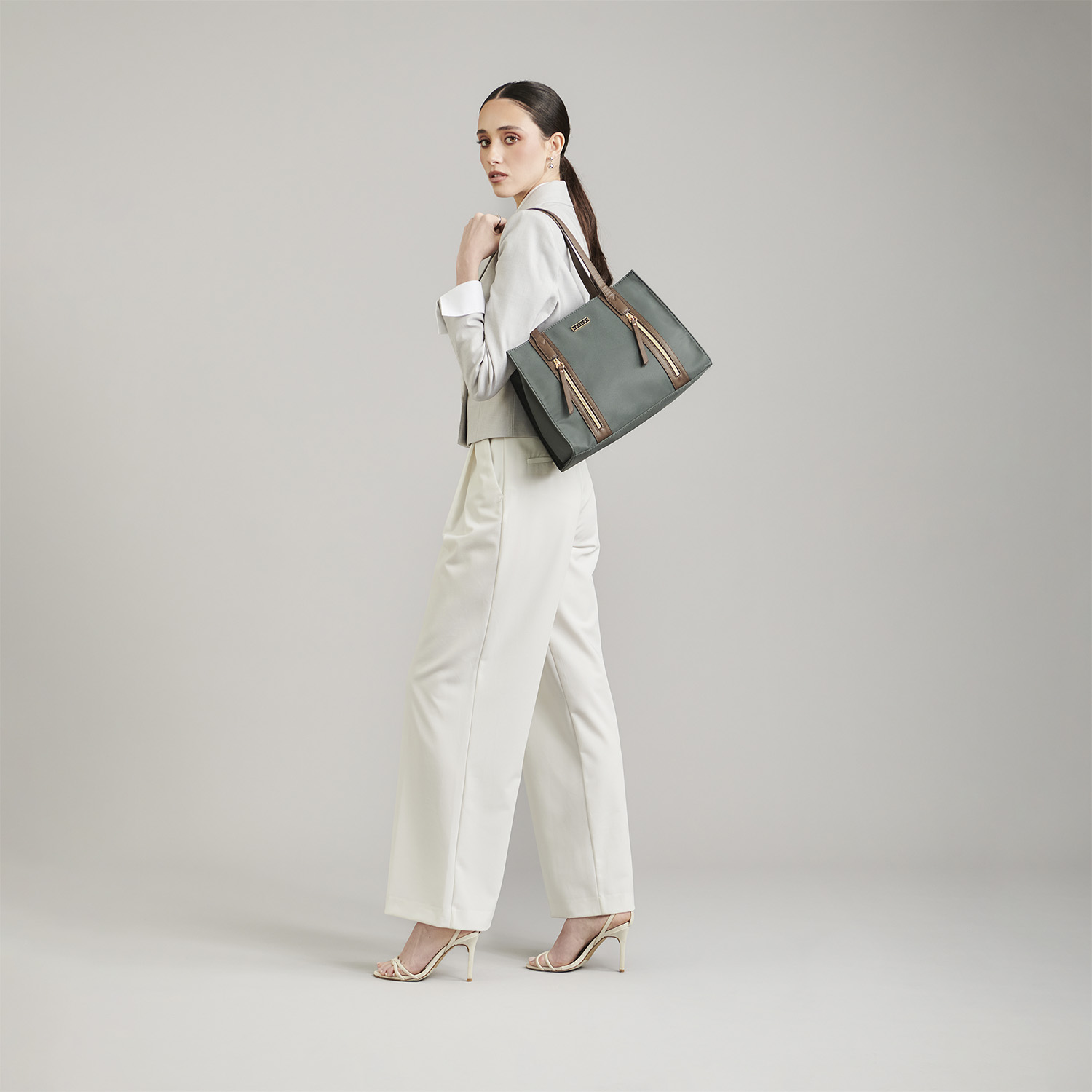 Bolsa grande para dama Madison by Chenson gris con doble bolsillo frontal - vista 2