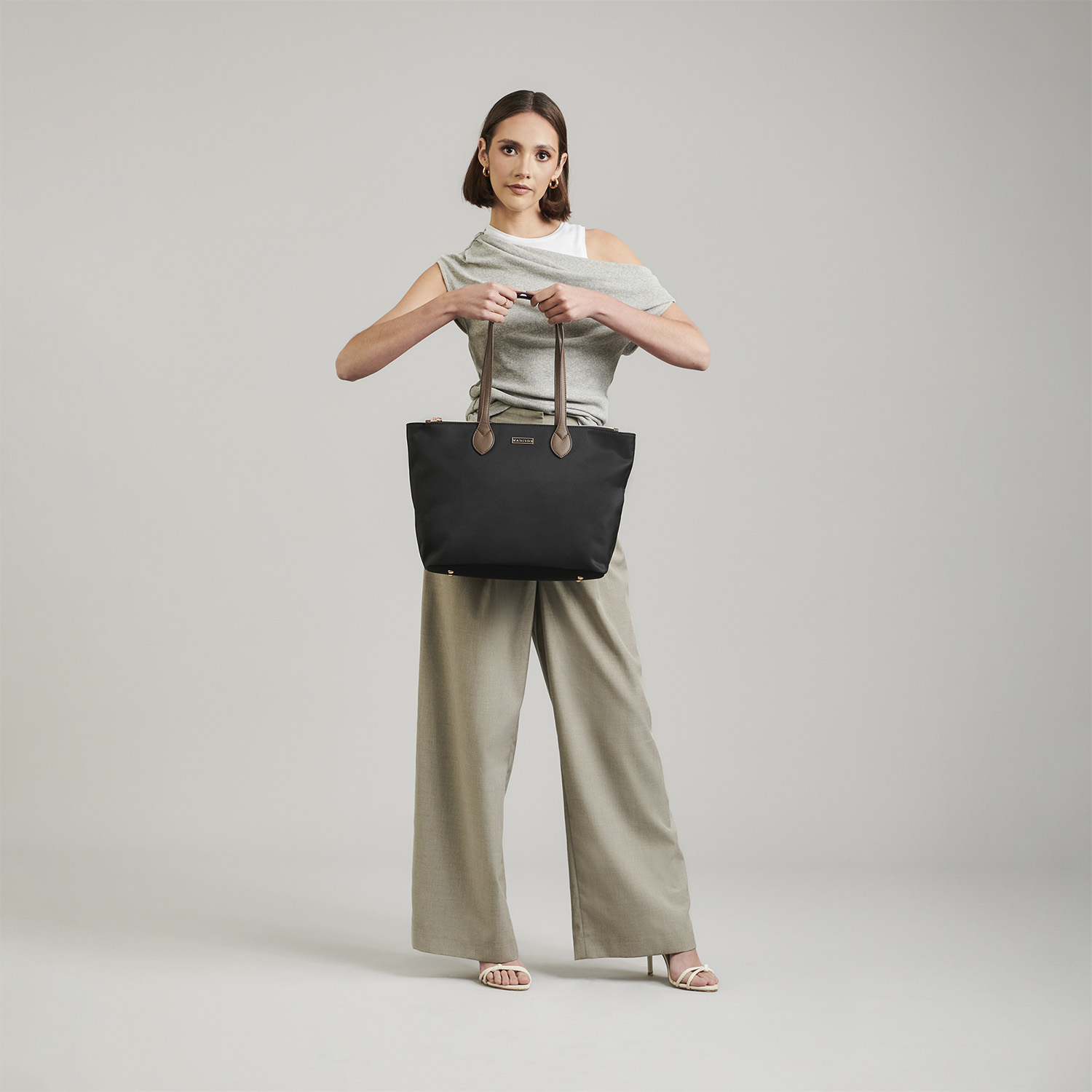 Bolsa grande para dama Madison by Chenson negra con bolsillo trasero - vista 2