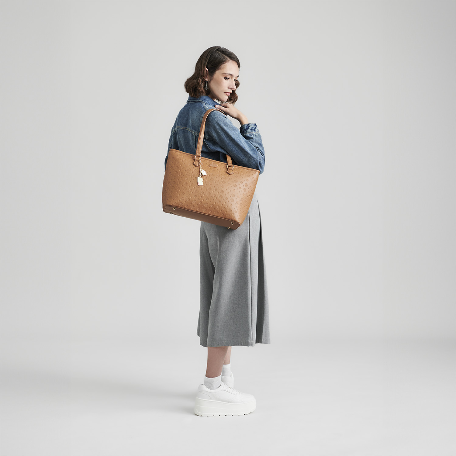 Bolsa grande para dama Princesas by Chenson café con cierre ideal para uso escolar - vista 2