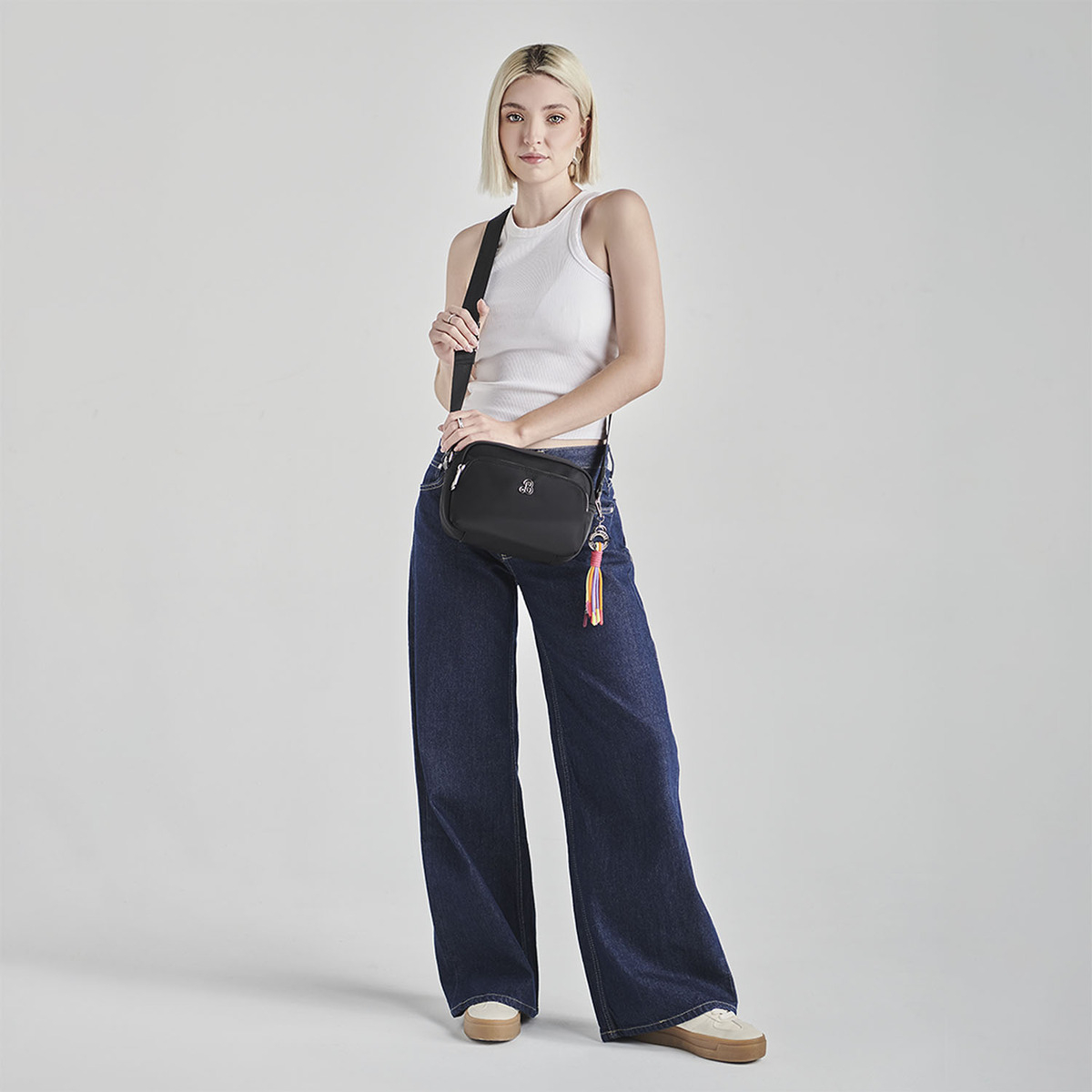 Bolso Crossbody Barbie Gorett Mediano Color Negro Gia Dama Acabado De Los Herrajes Níquel Diseño De La Tela Liso - vista 2