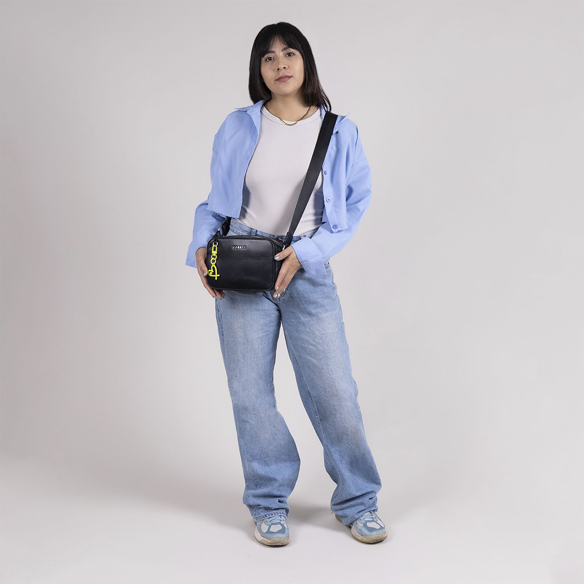 Bolso Crossbody Negro Gorett Chenson Lizzie Para Dama Acabado De Los Herrajes Níquel Diseño De La Tela Lisa - vista 2