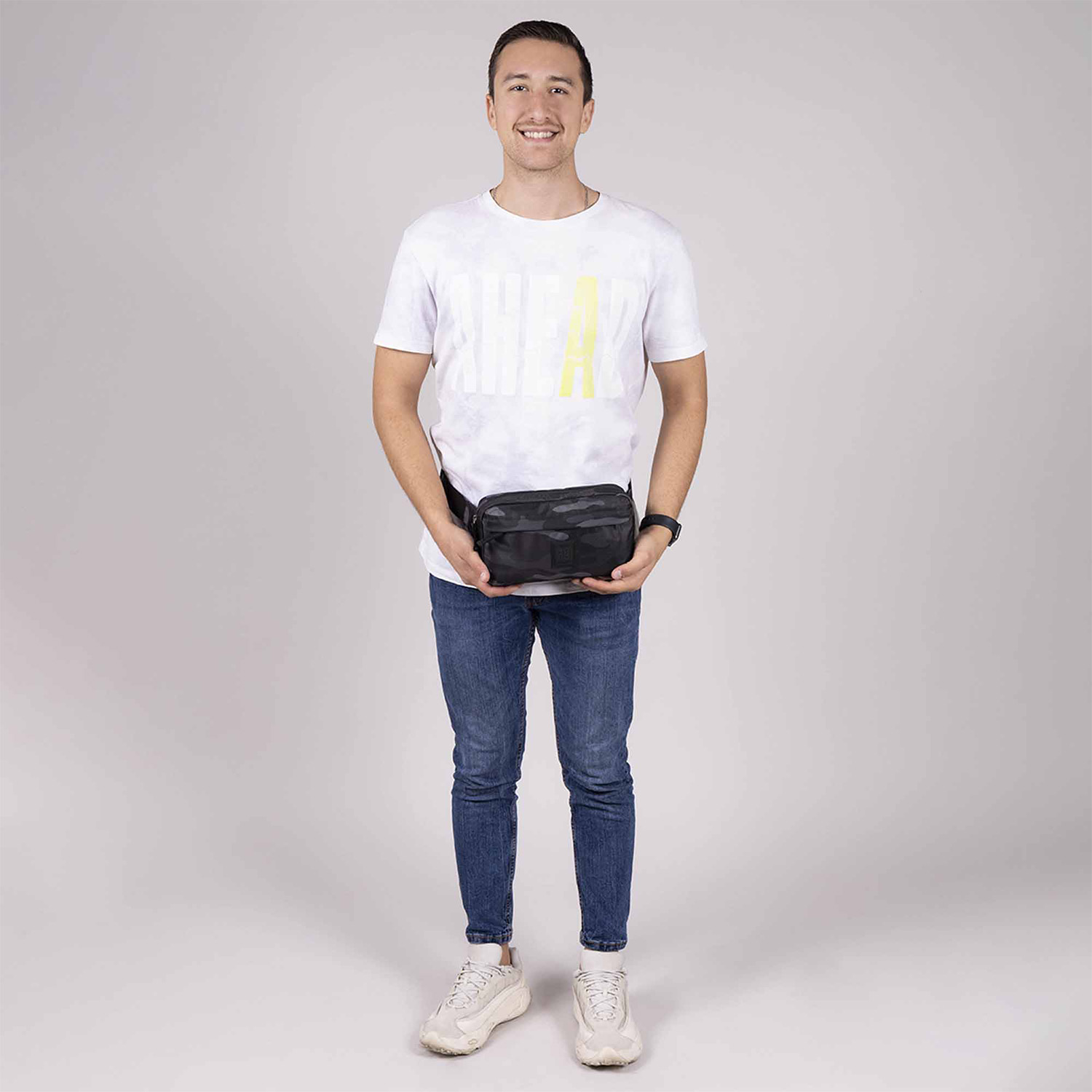 Cangurera para dama 1818 by Chenson negra, ideal para el día a día - vista 2