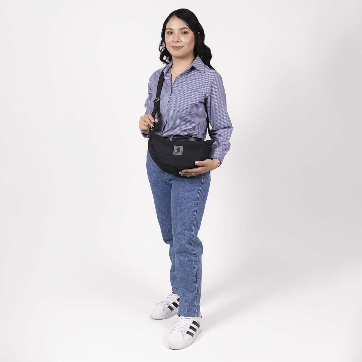 Crossbody Bandolera Chenson 1818 Zilp Color Negro Para Mujer Acabado De Los Herrajes Níquel Diseño De La Tela Lisa - vista 2