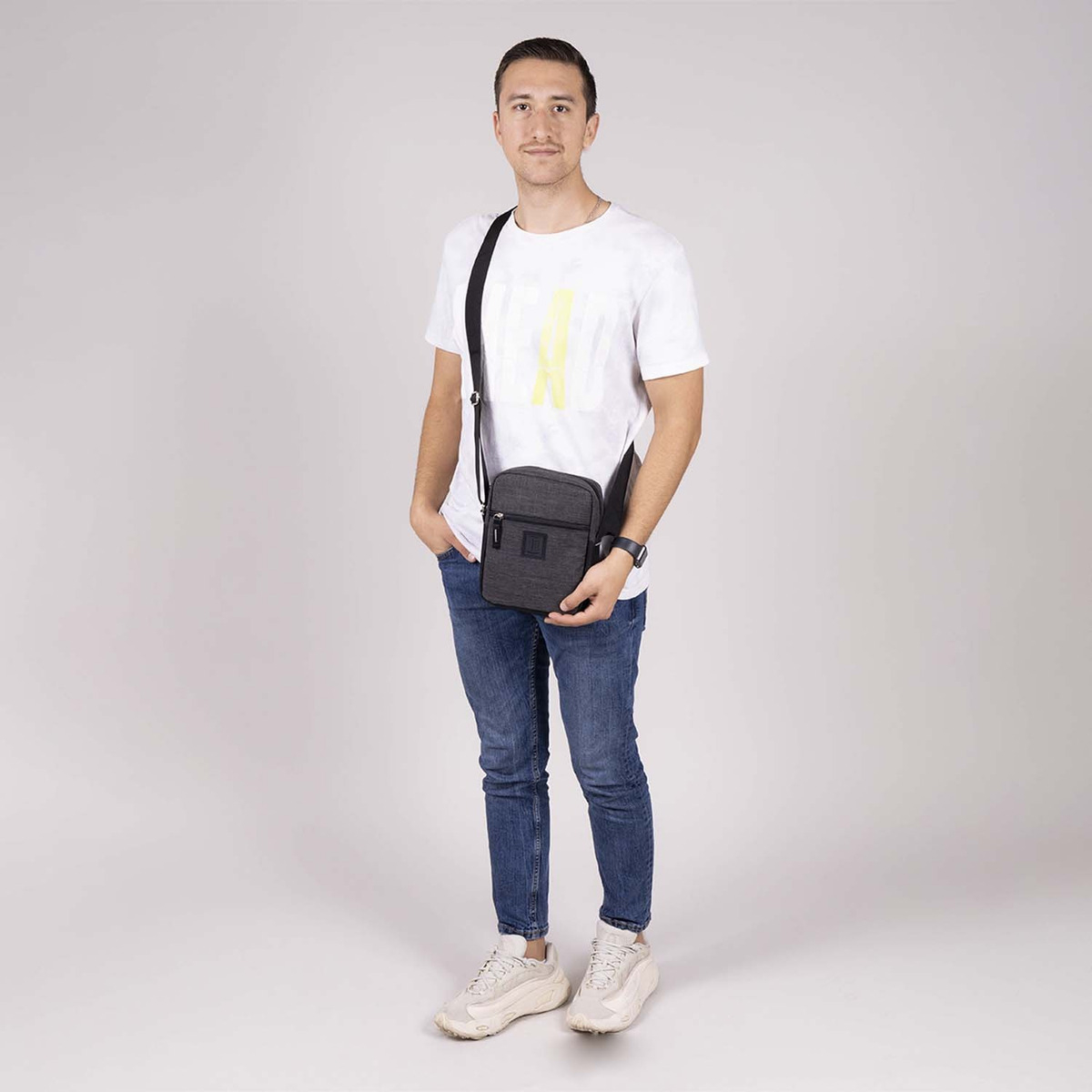 Crossbody Bandolera Grande Chenson 1818 Hop Para Hombre Acabado De Los Herrajes Níquel Color Negro Correa De Hombro Negro Diseño De La Tela Liso - vista 2