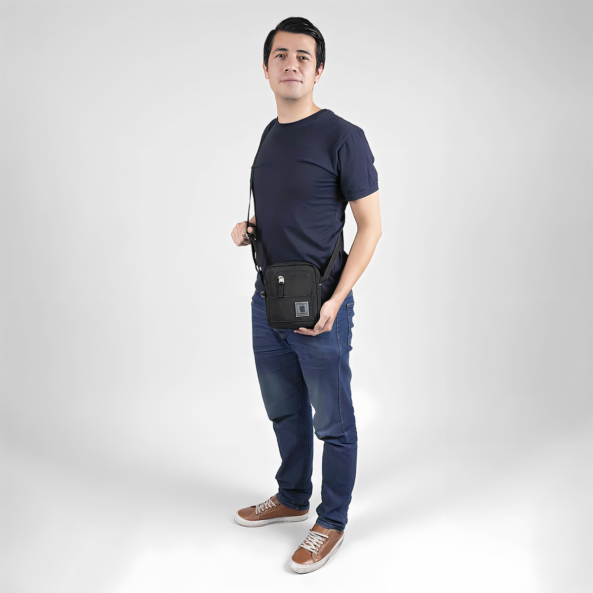 Crossbody Chico Chenson 1818 Zilp Color Negro Para Hombre Acabado De Los Herrajes Níquel Diseño De La Tela Lisa - vista 2