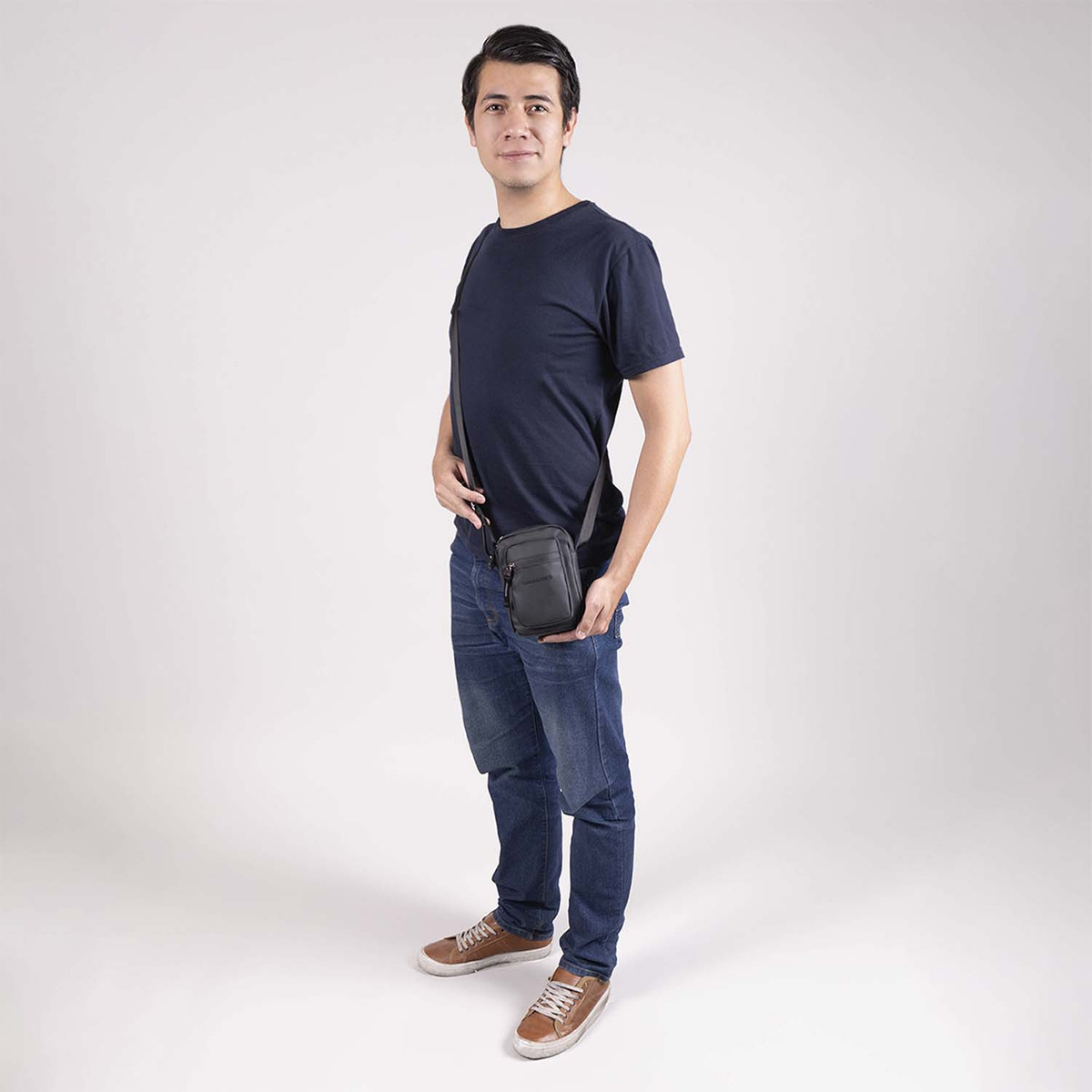 Crossbody Chico Chenson Pro Rambo Color Negro Ajustable Acabado De Los Herrajes Níquel Diseño De La Tela Lisa - vista 2