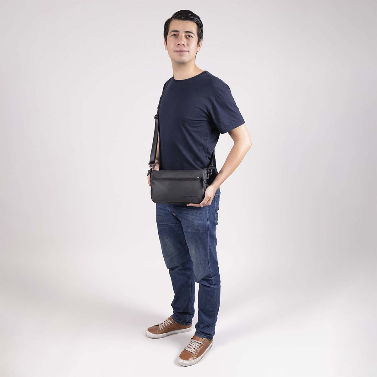 Crossbody Chico Chenson Pro Rambo Color Negro Organizador Acabado De Los Herrajes Níquel Diseño De La Tela Lisa - vista 2