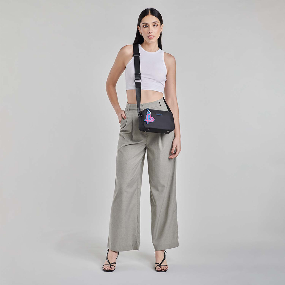 Crossbody Mediano Chenson Gorett Tay Para Dama Juvenil Acabado De Los Herrajes Níquel Color Negro Correa De Hombro Negro Diseño De La Tela Lisa - vista 2