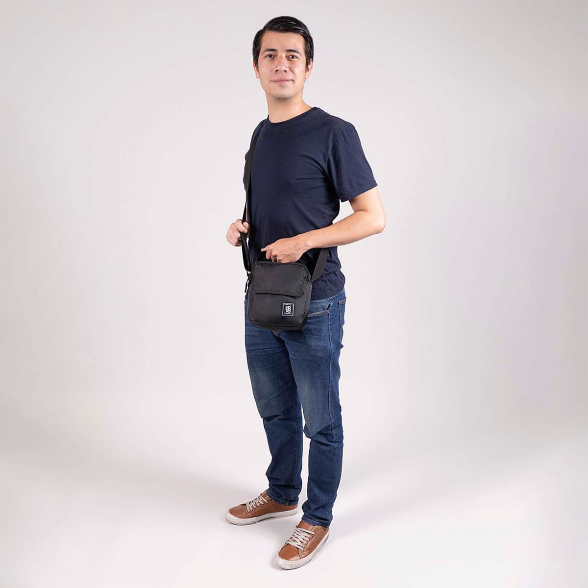 Crossbody Tipo Mariconera 1818 By Chenson Croxy 2024 Acabado De Los Herrajes Níquel Color Negro Correa De Hombro Negro Diseño De La Tela Liso - vista 2