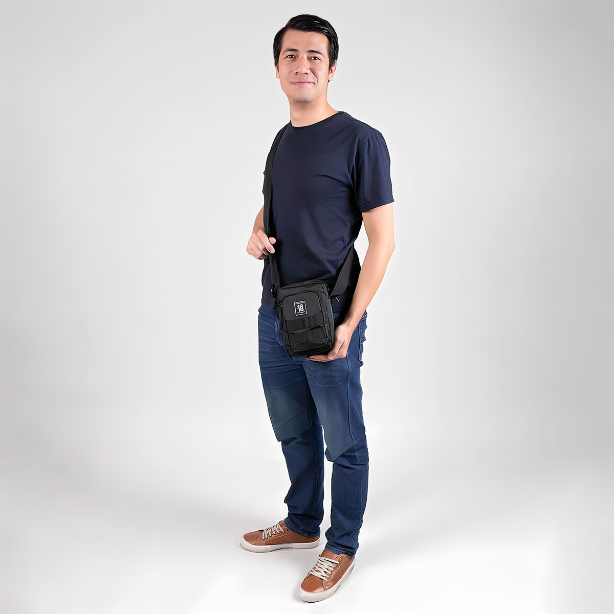 Crossbody Tipo Mariconera Chico 1818 By Chenson Croxy 2024 Acabado De Los Herrajes Níquel Color Negro Correa De Hombro Negro Diseño De La Tela Liso - vista 2