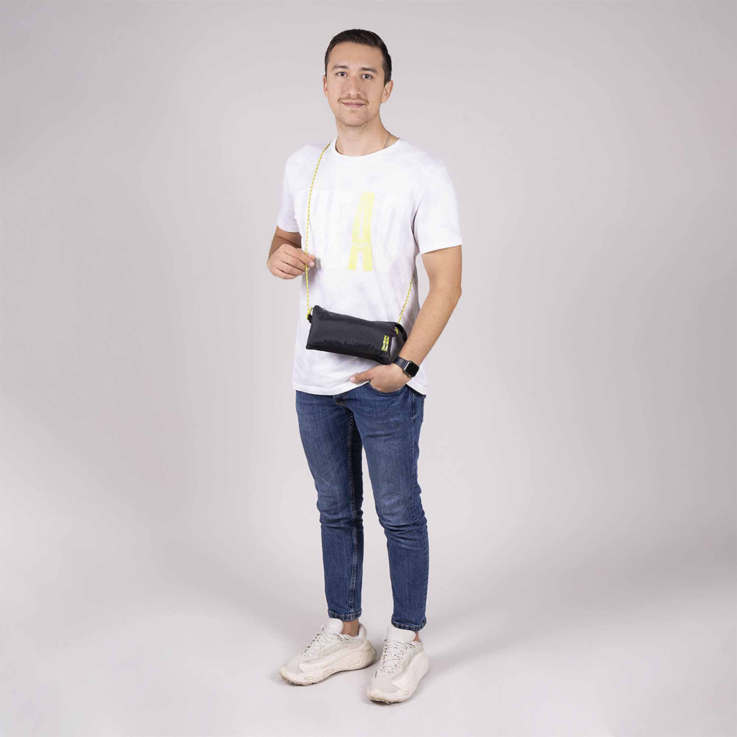 Lapicera juvenil 1818 by Chenson negra con triple compartimento y asa ajustable - vista 2