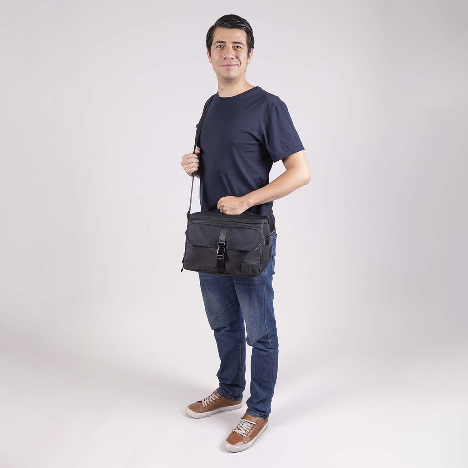 Lonchera escolar térmica 1818 by Chenson negra con amplio compartimento - vista 2