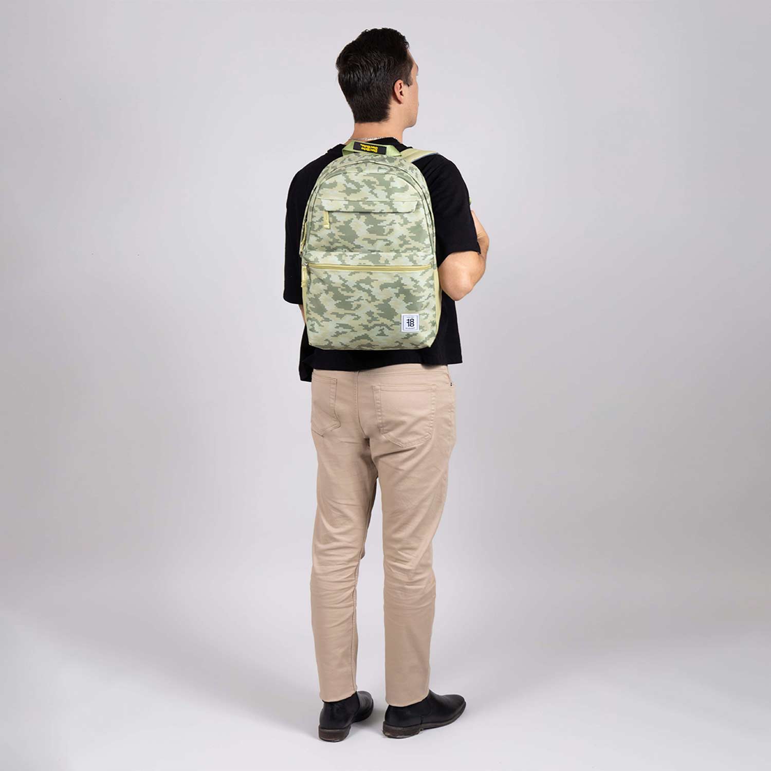 Mochila escolar juvenil 1818 by Chenson color verde seco con amplio compartimento - vista 2