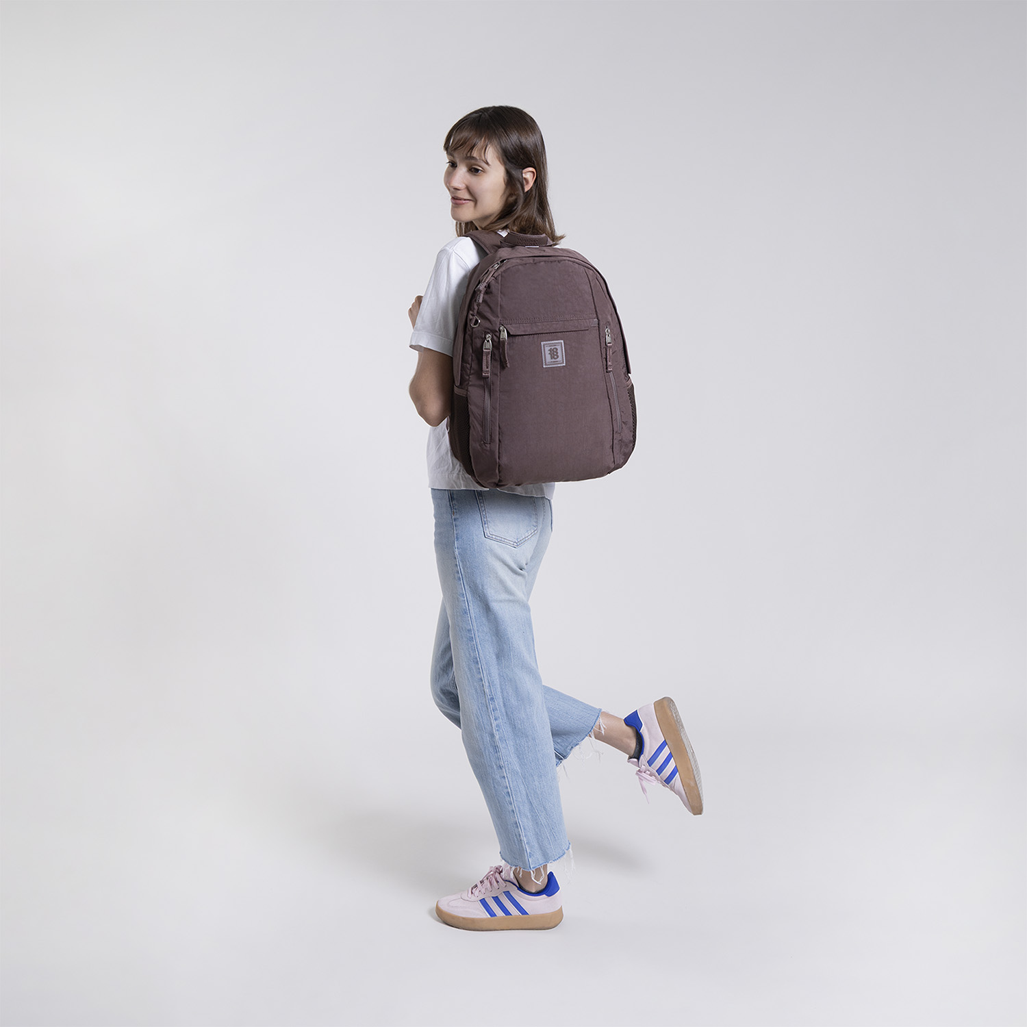 Mochila escolar juvenil 1818 by Chenson color café con amplios compartimentos - vista 2