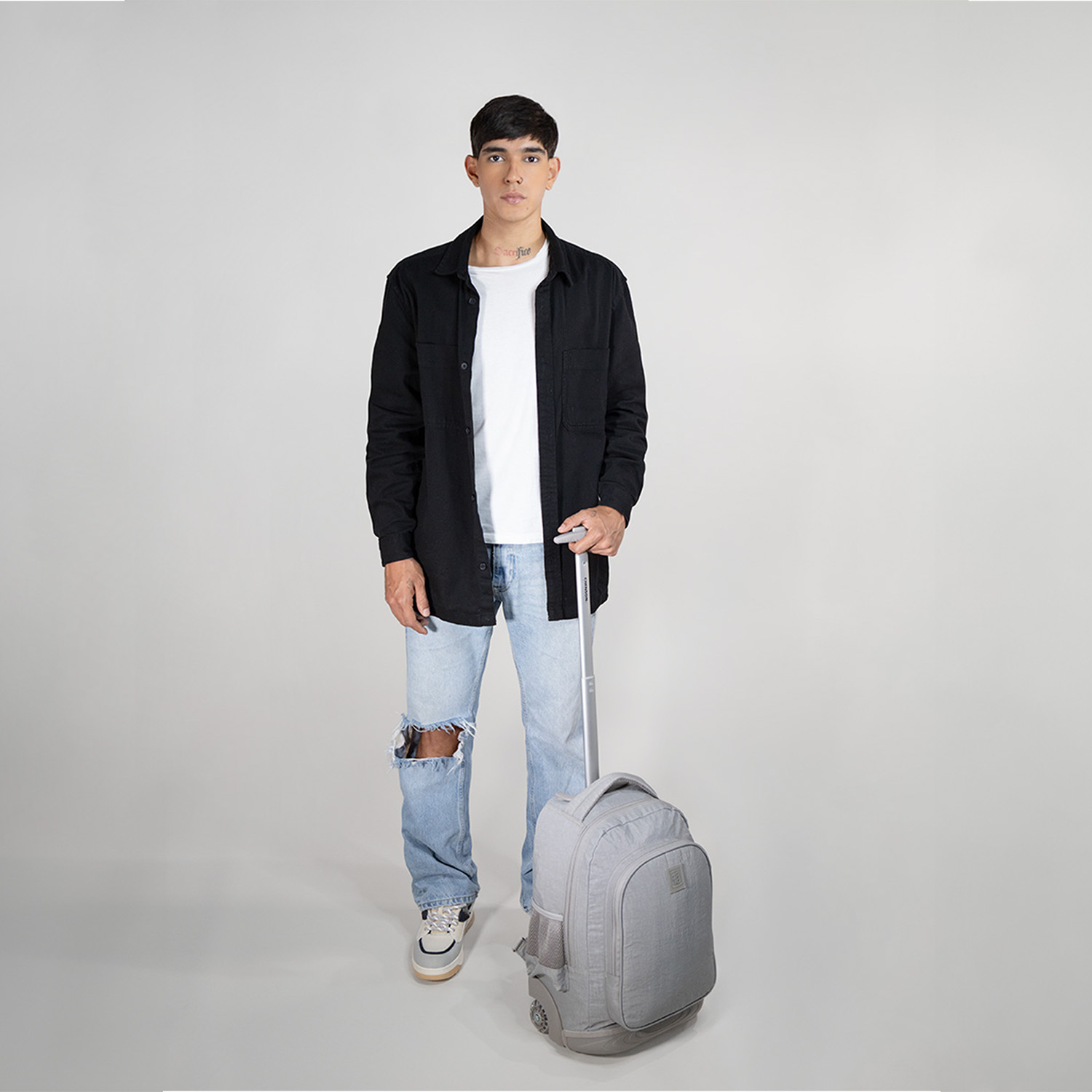 Mochila con Ruedas 1818 by Chenson Gris para Jóvenes - Funcional y Estilosa - vista 2