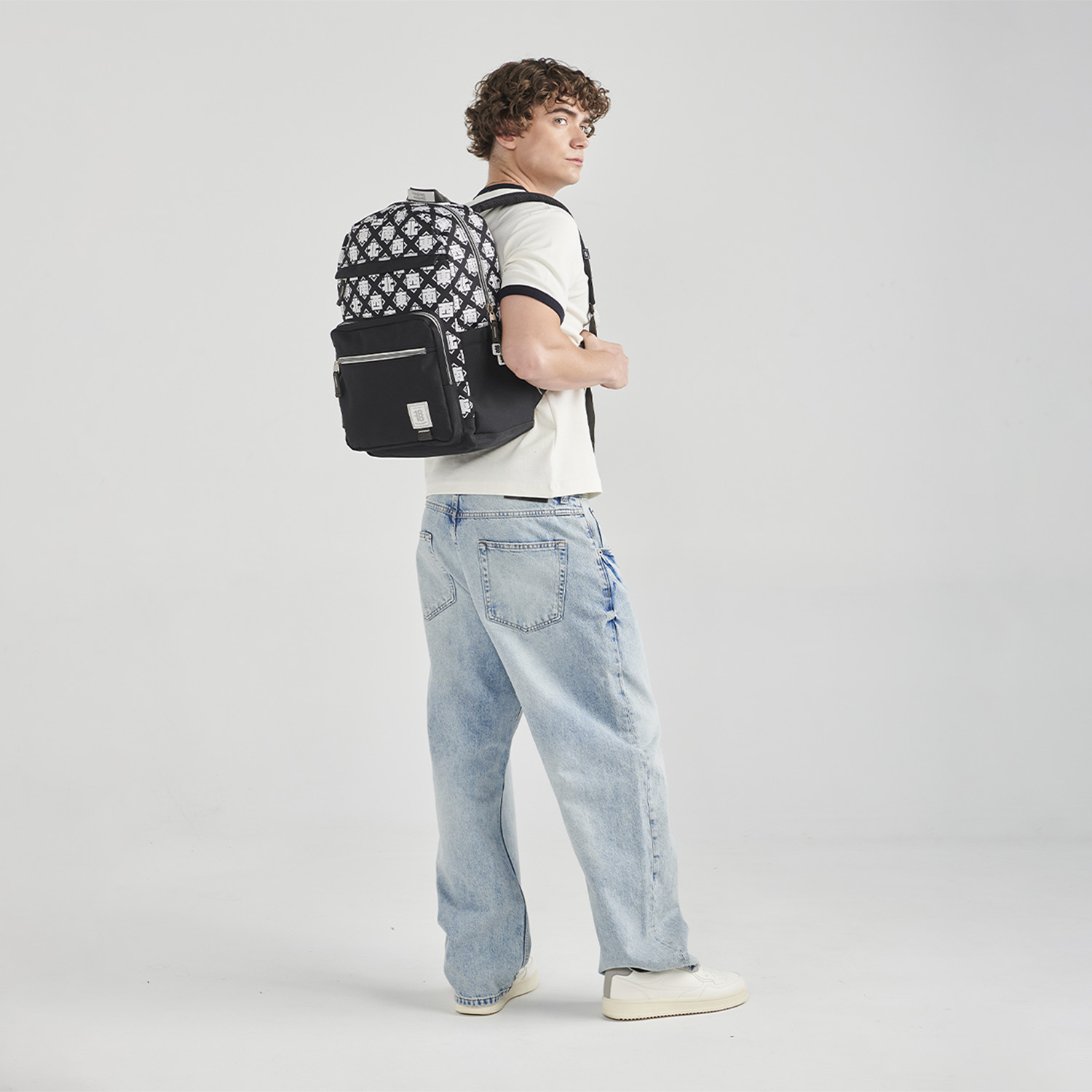 Mochila escolar juvenil 1818 by Chenson negra con amplio compartimento - vista 2