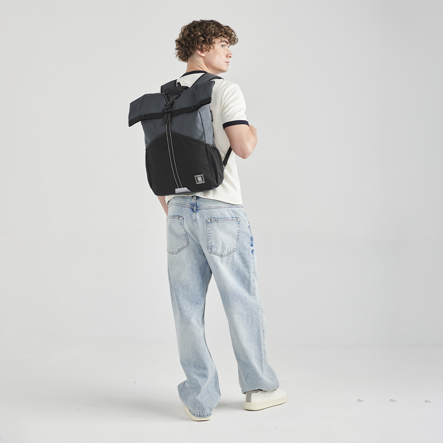 Mochila juvenil 1818 by Chenson negra con cierre enrollable | Estilo y funcionalidad - vista 2