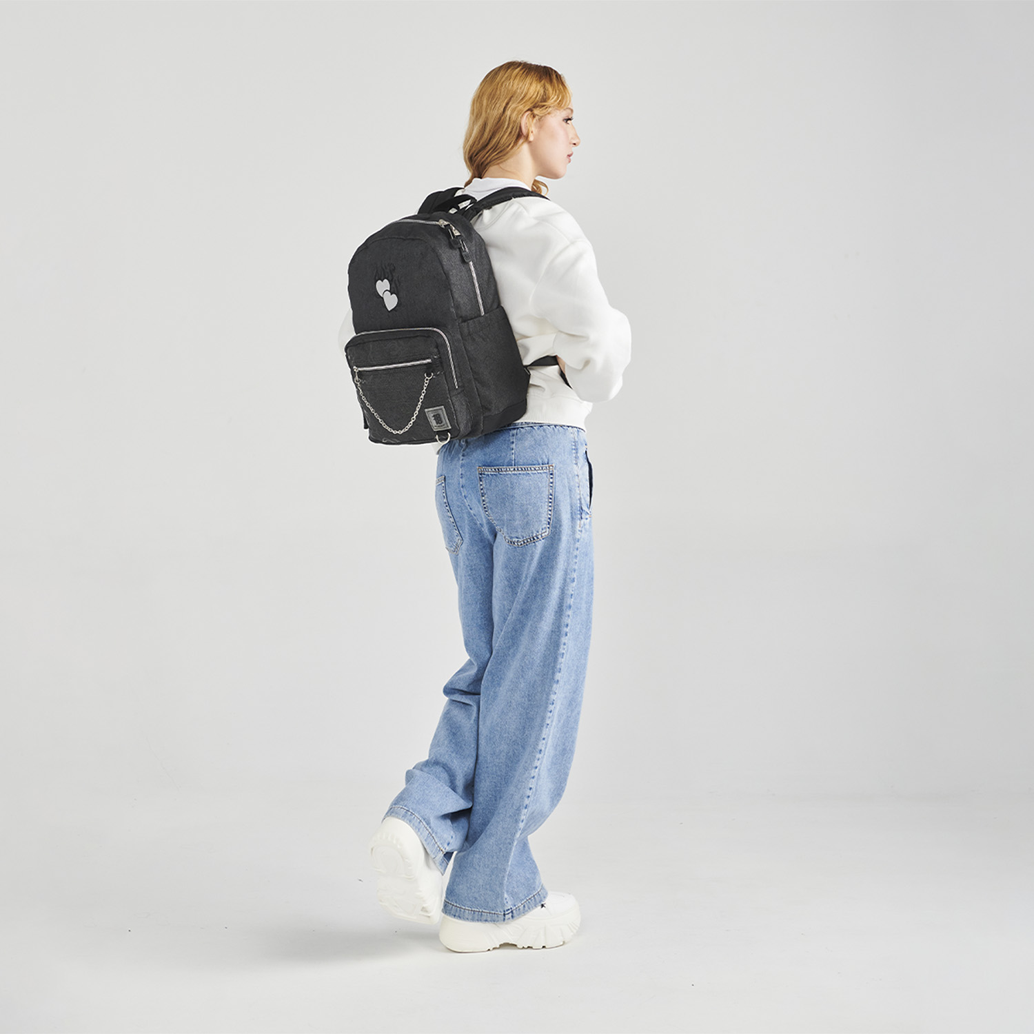Mochila escolar juvenil 1818 by Chenson negra con diseño funcional - vista 2