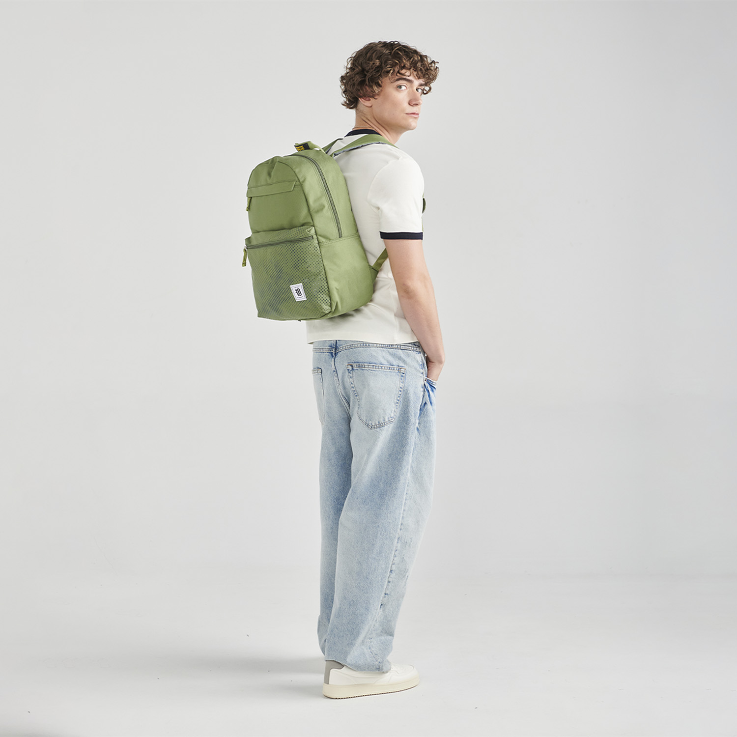 Mochila escolar juvenil 1818 by Chenson verde seco con amplio compartimento - vista 2
