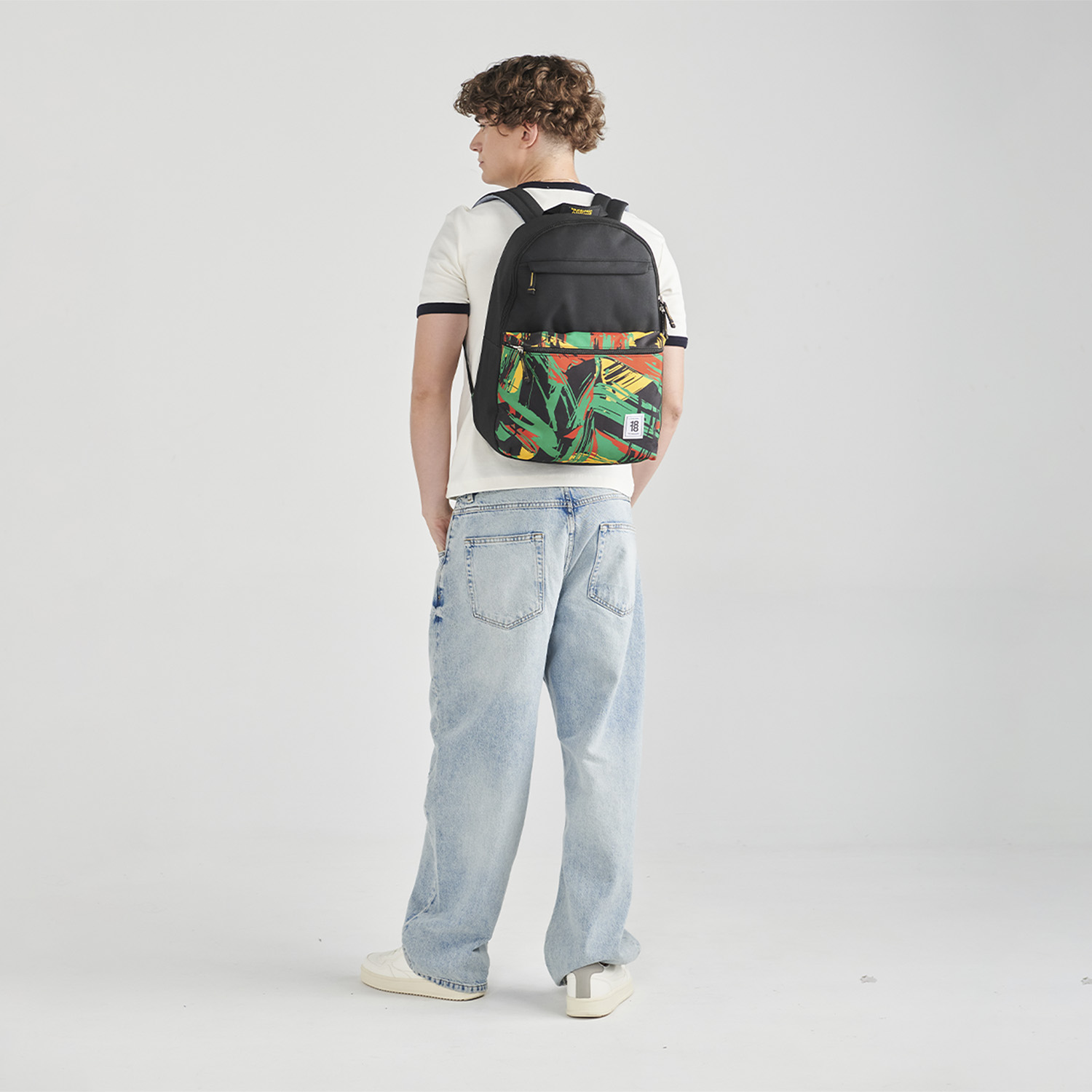 Mochila juvenil 1818 by Chenson negra con amplio compartimento - vista 2