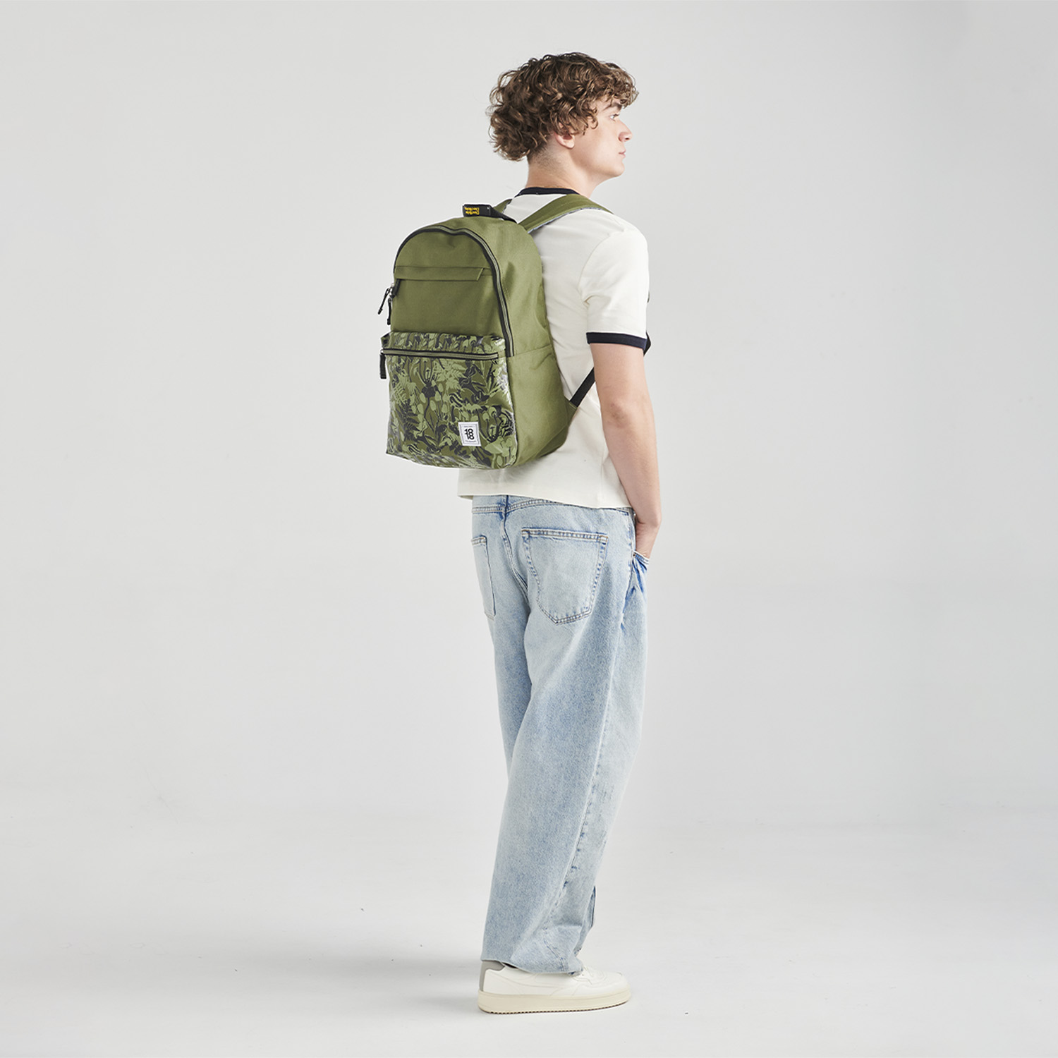 Mochila escolar juvenil 1818 by Chenson verde seco con amplio espacio - vista 2